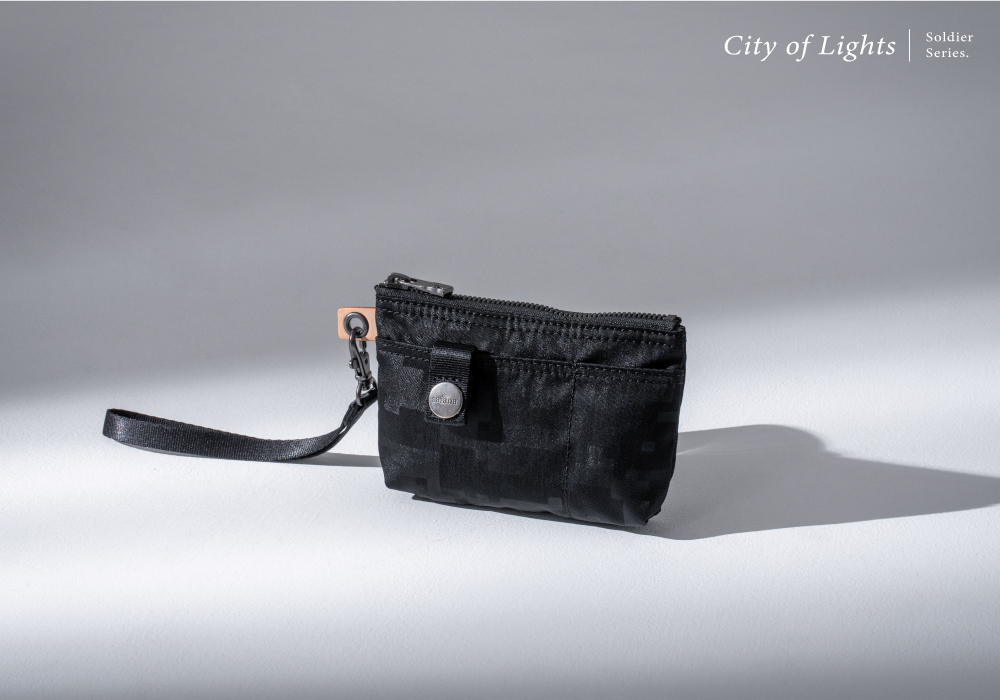 satana 黑色化妝包 萬用包 零錢包 收納包 配件包 小包包 城市光影萬用包-樂高壓紋 SOS1390-729 單品形象照