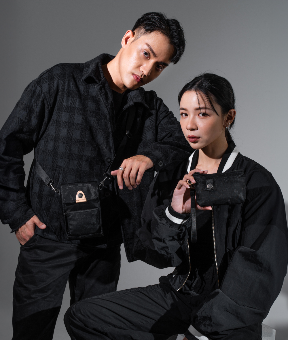 satana 黑色化妝包 萬用包 零錢包 收納包 配件包 小包包 城市光影萬用包-樂高壓紋 SOS1390-729 男女形象照