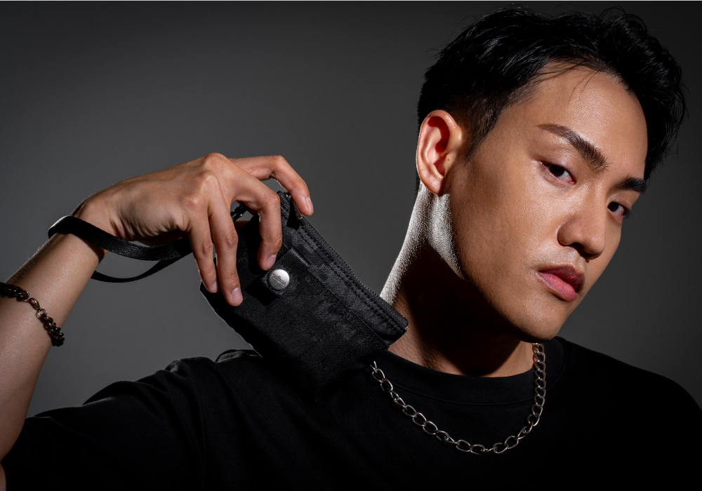 satana 黑色化妝包 萬用包 零錢包 收納包 配件包 小包包 城市光影萬用包-樂高壓紋 SOS1390-729 男生形象照