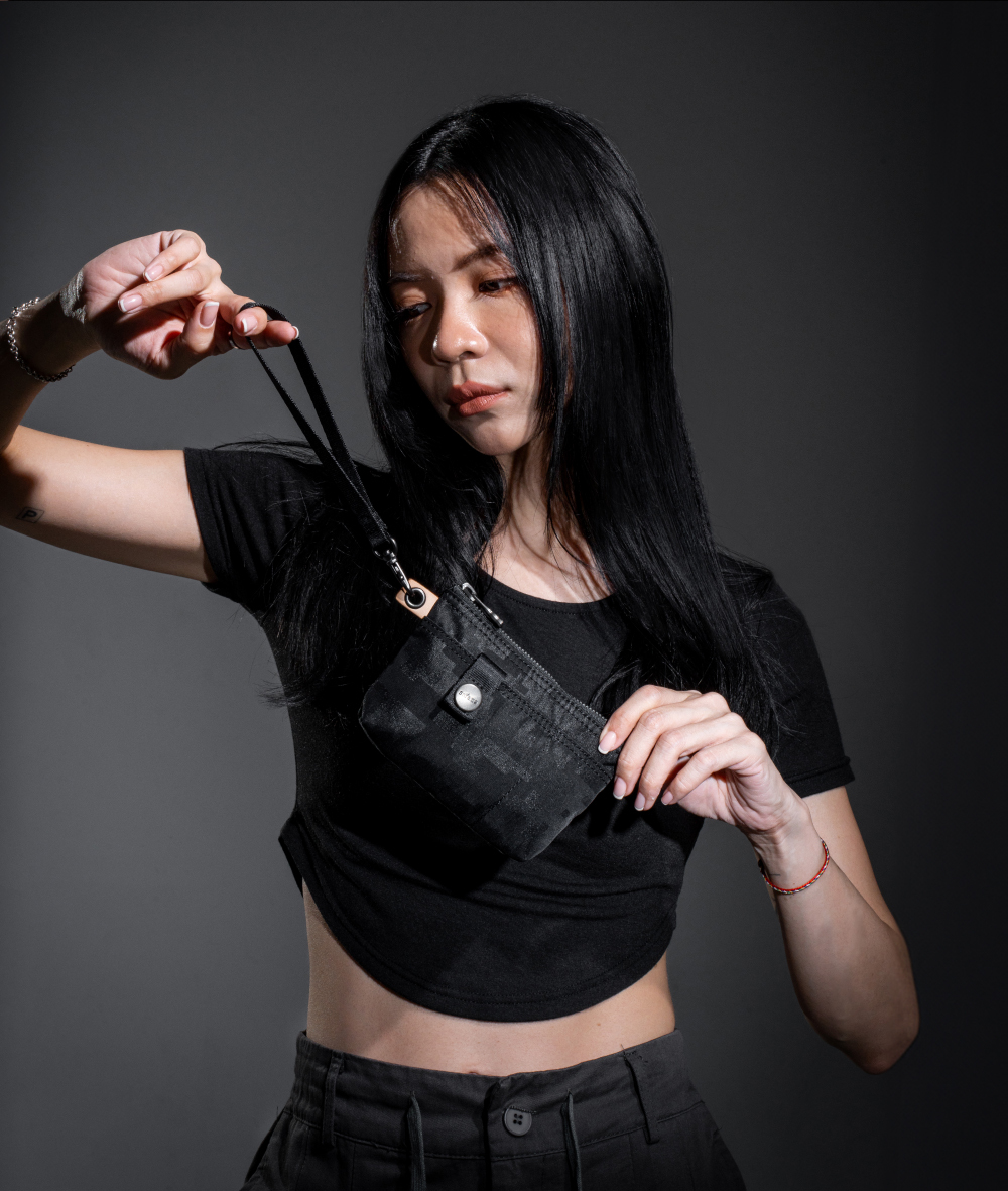 satana 黑色化妝包 萬用包 零錢包 收納包 配件包 小包包 城市光影萬用包-樂高壓紋 SOS1390-729 女生形象照