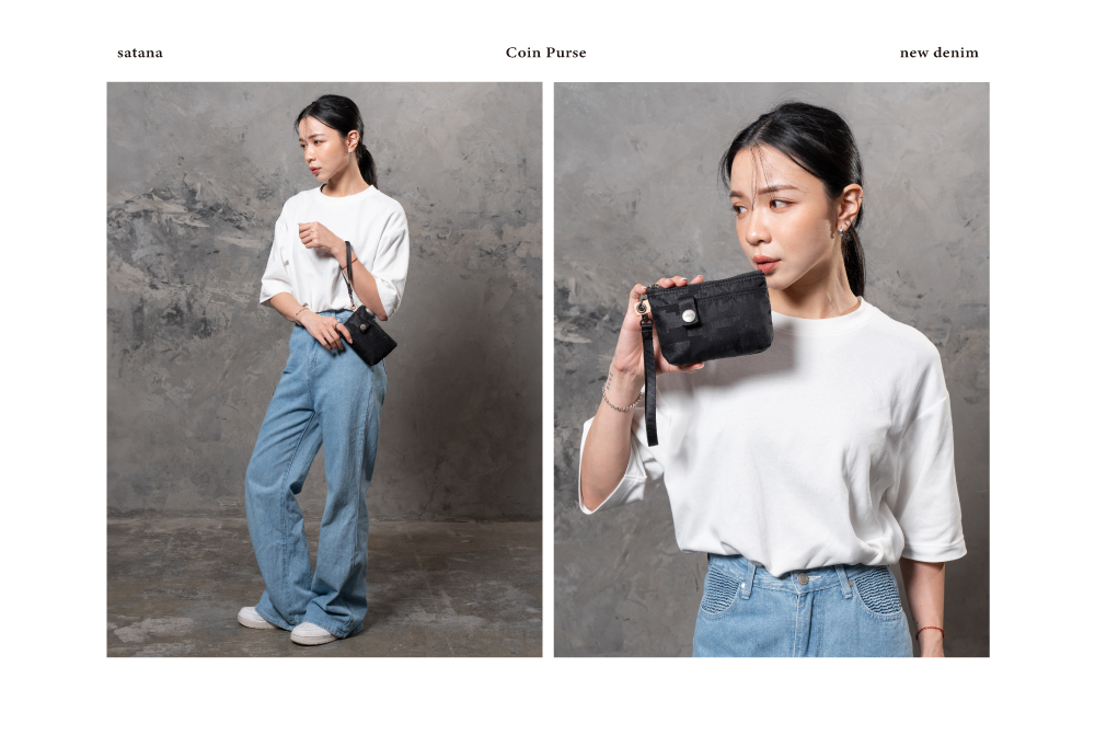 satana 黑色化妝包 萬用包 零錢包 收納包 配件包 小包包 城市光影萬用包-樂高壓紋 SOS1390-729 女生手拿形象照