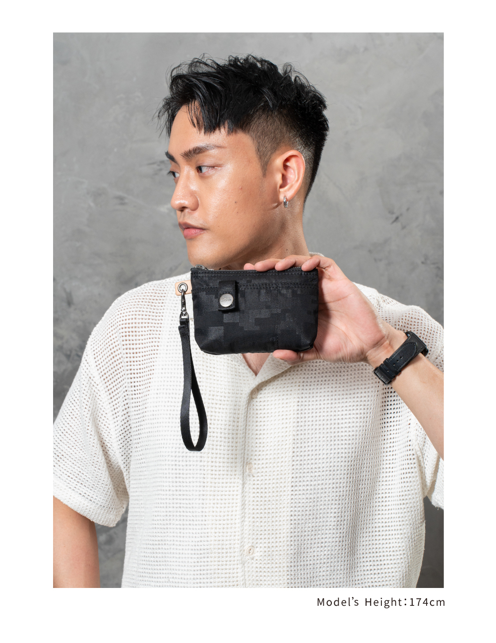 satana 黑色化妝包 萬用包 零錢包 收納包 配件包 小包包 城市光影萬用包-樂高壓紋 SOS1390-729 男生比例照