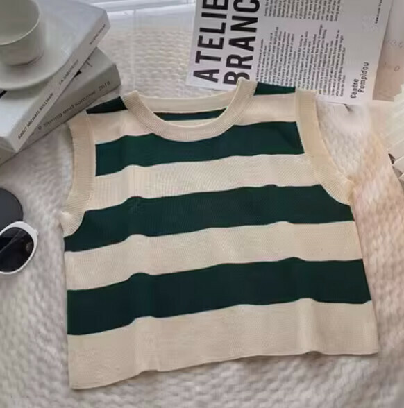 Color-blocked crewneck cropped pullover knit vest (green) [one size]