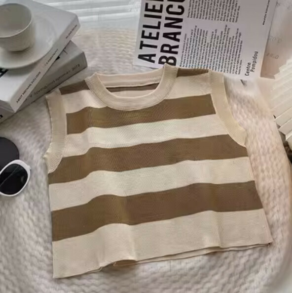 Color-blocked crewneck cropped pullover knit vest (khaki) [one size]
