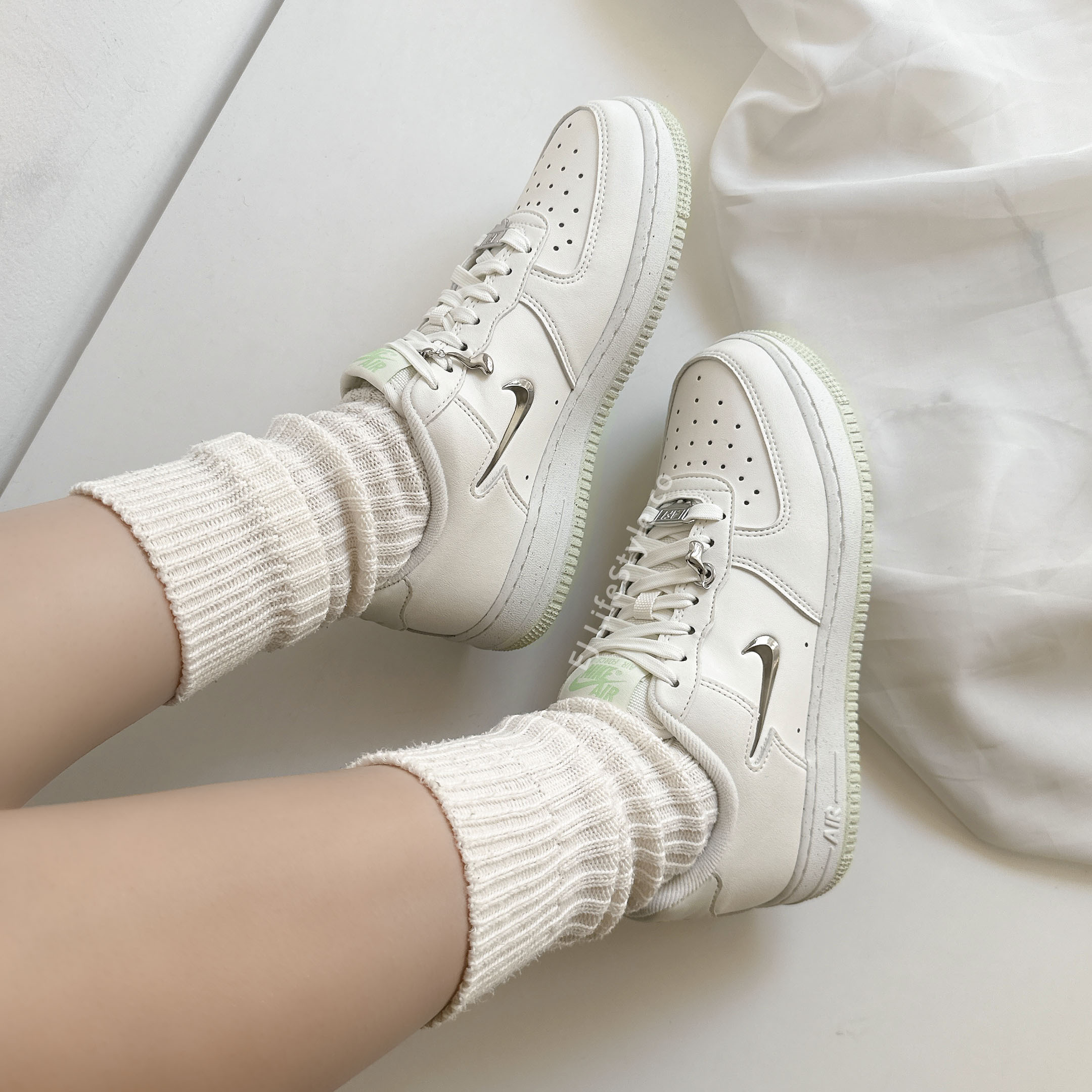 NIKE AIR FORCE 1 AF1 金屬 液態 銀 小勾 淡綠色 女鞋 FN8540-100 / 預購