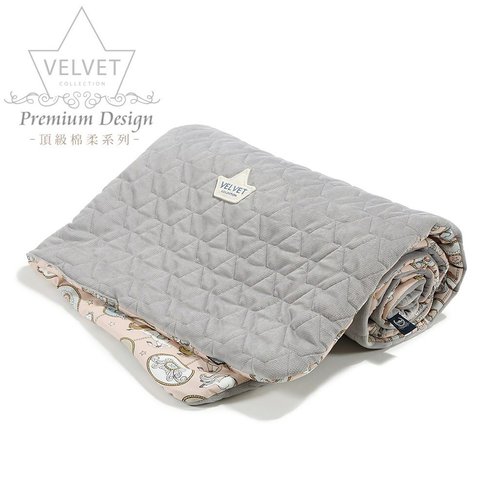 La Millou波蘭 Velvet頂級棉柔雙面柔柔毯加大｜旋轉小木馬(粉底)｜舒柔深灰