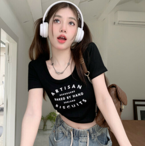 Crop top half-sleeved T-shirt (black one-size-fits-all)