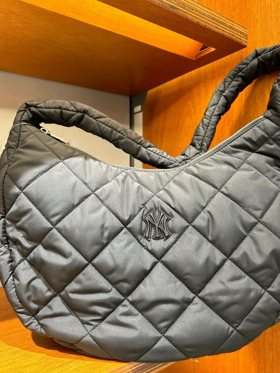 [S] MLB NEW YORK YANKEES PADDED QUILTED HOBO BAG,BLACK, 3ABQL0936GP004-50BKS (SMLB345)