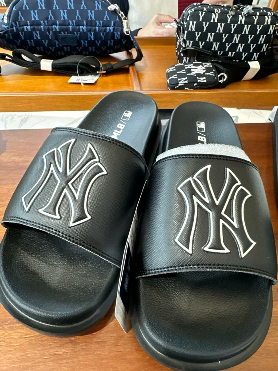 [S] MLB NEW YORK YANKEES SLIDES,BLACK, 3ALPCMM4NGP004-50BKS (SMLB347)