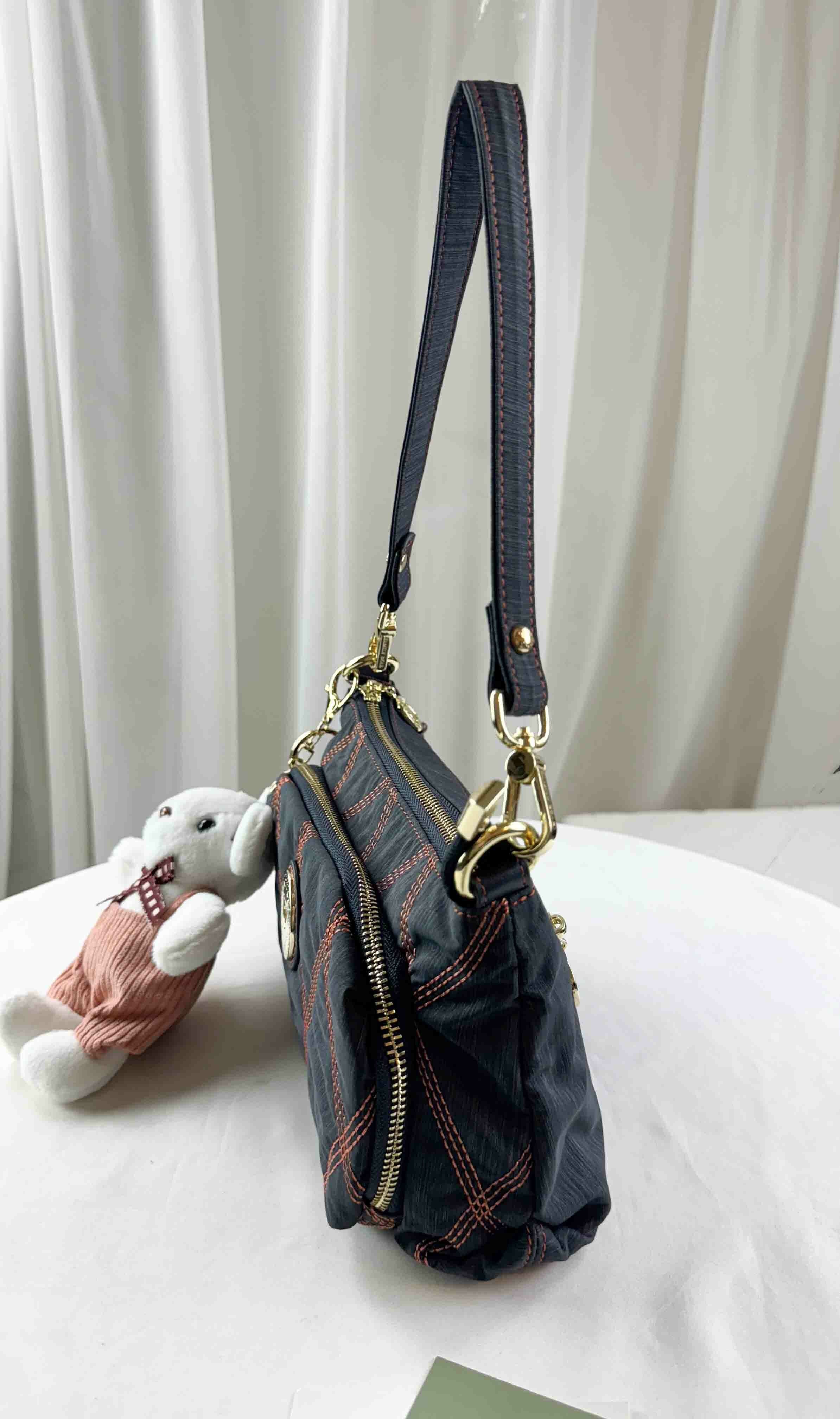 GOODS 藍橙菱格線尼龍潑水肩背包 / 側背包 附兔兔吊飾 #2813