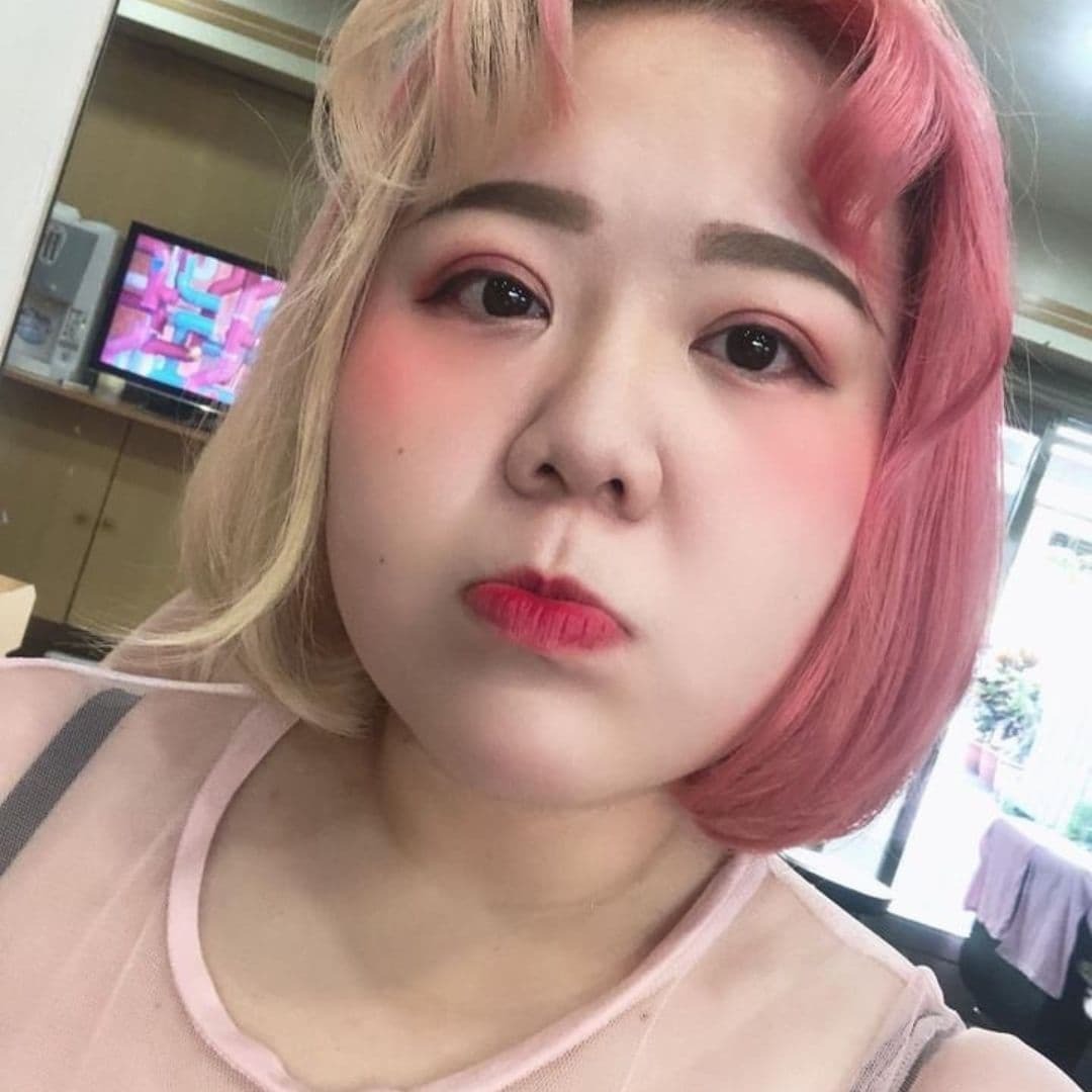 Cynthia引起客人好奇的對半染