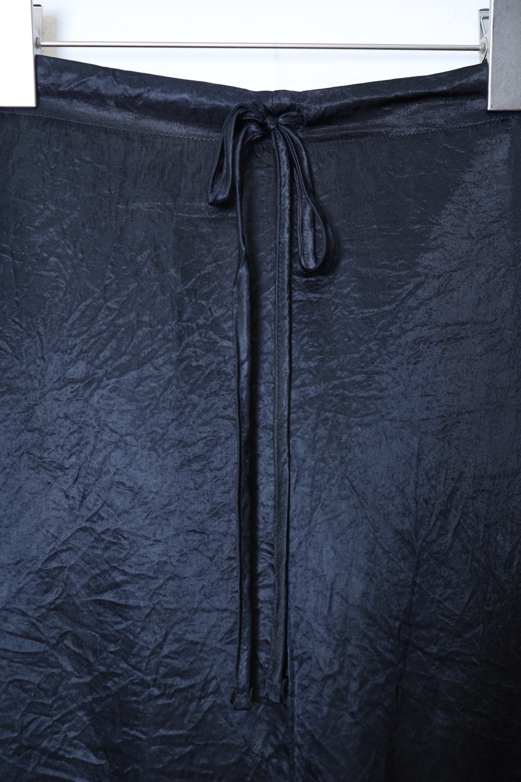 高級感絲光抽繩半裙-黑