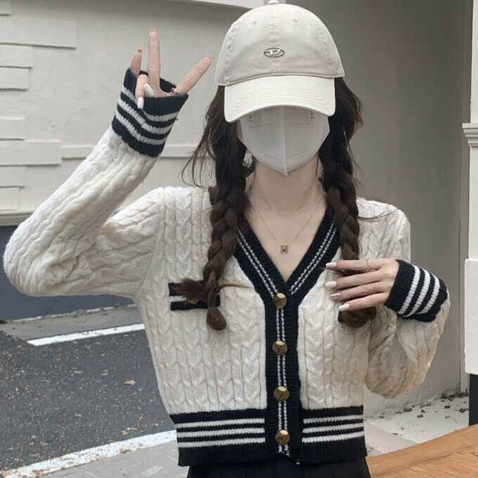 Hot selling contrasting color V-neck knitted cardigan (one size fits all) (white)