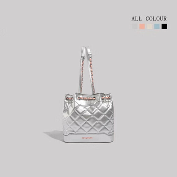 Hot selling chain backpack rhombus bucket bag versatile backpack travel bag [silver with pink] [size: 25cm*10cm*22cm]
