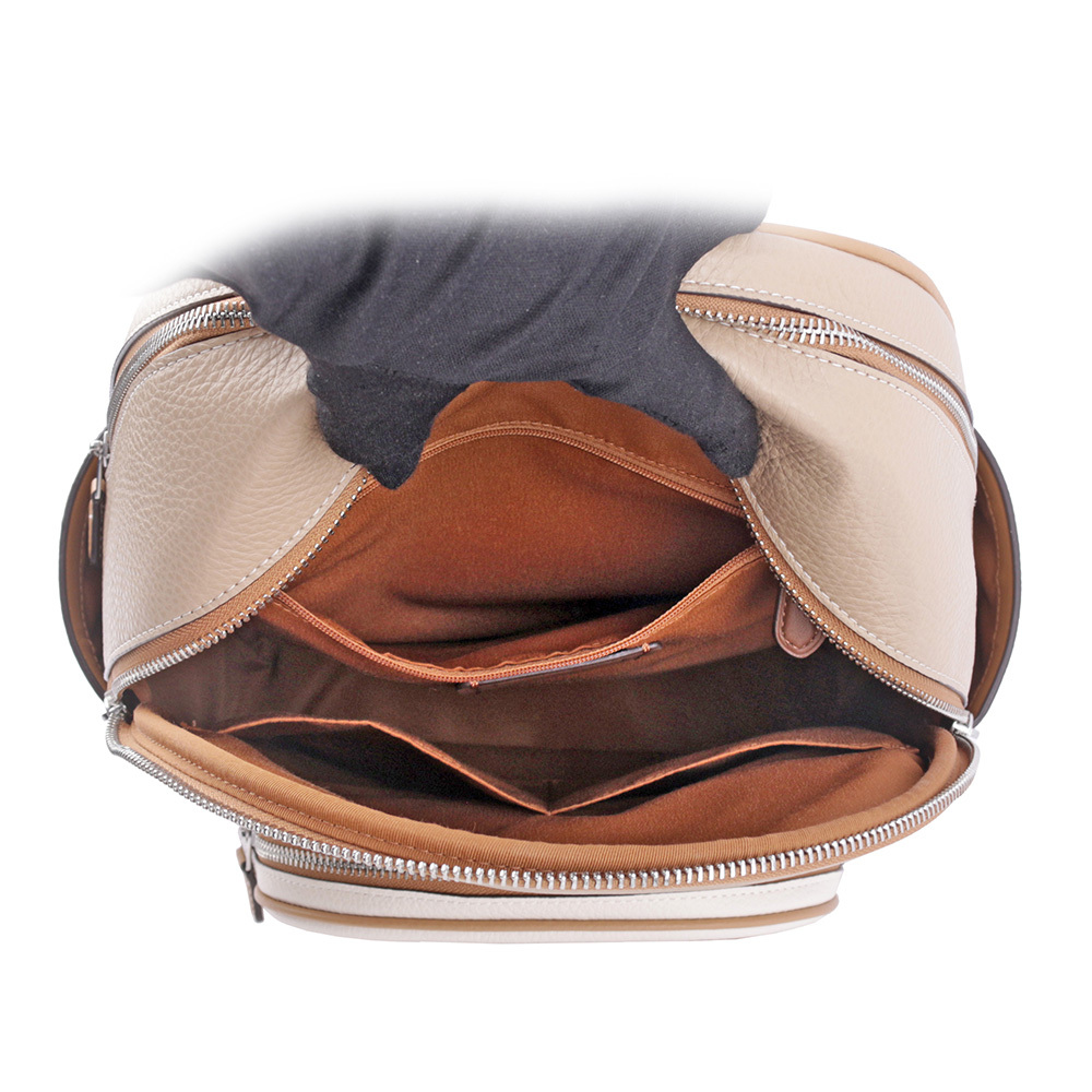 【COACH】Court 荔枝皮革撞色口袋後背包(白色/沙色) CK807 SVVFQ