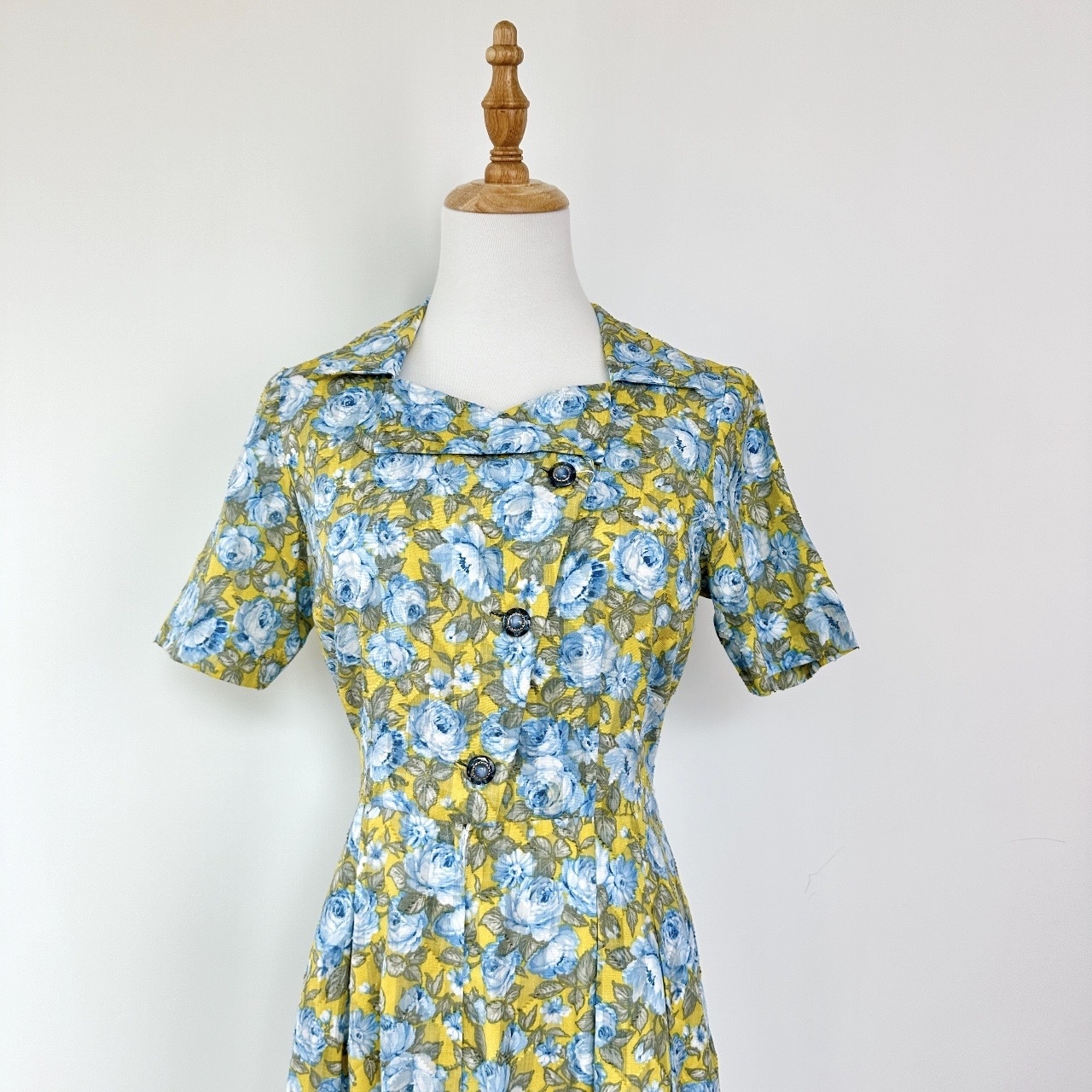 清新黃色配藍玫瑰斜襟連身裙