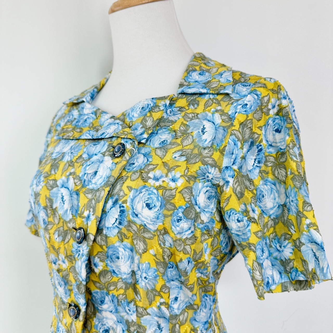 清新黃色配藍玫瑰斜襟連身裙