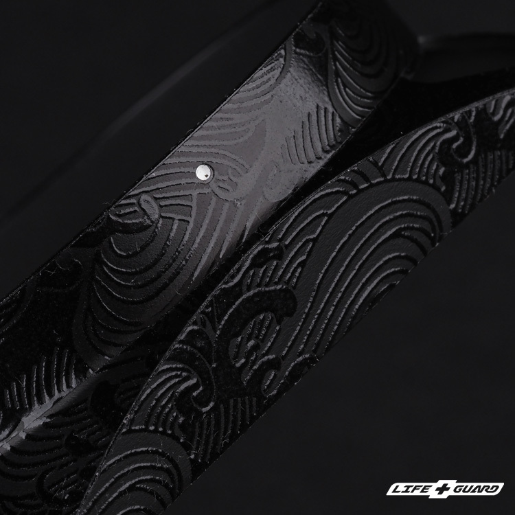 LIFE+GUARD 貼膜質感特寫，LIFE+GUARD 海浪極黑設計風格