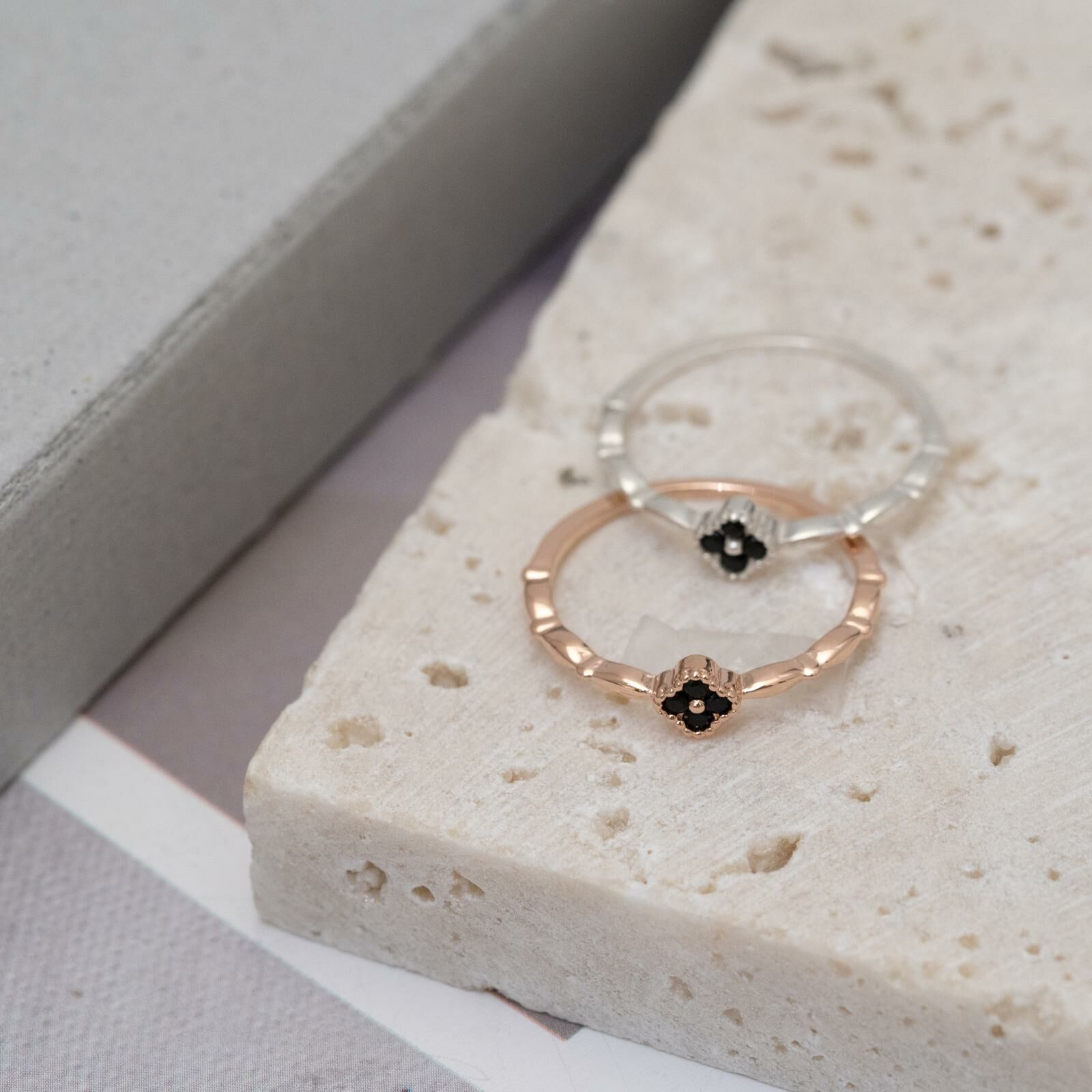 小黑四葉草尾指戒 svr12