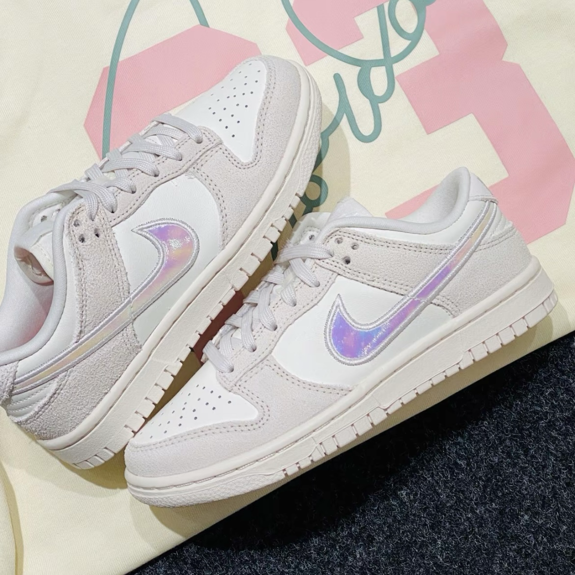 Nike Dunk Low Sail Iridescent Swoosh 人魚姬粉 淺米灰 鐳射 炫彩勾 麂皮 拼接