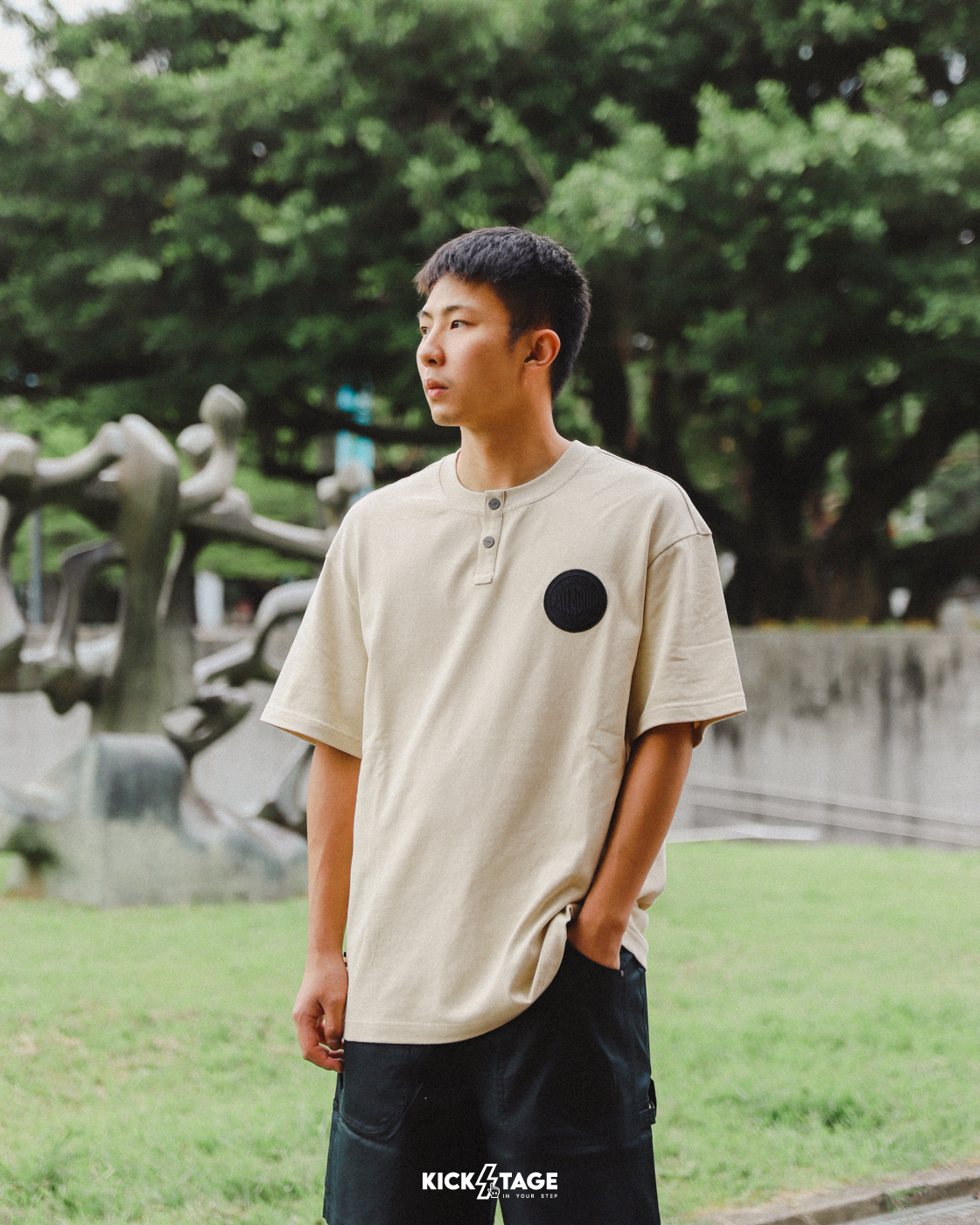 **特價商品售出無退換**男女款 PALLADIUM HENLEY SHIRT 牡蠣灰 鉛黑色 亨利領 工裝印刷 短袖 短T【109645】