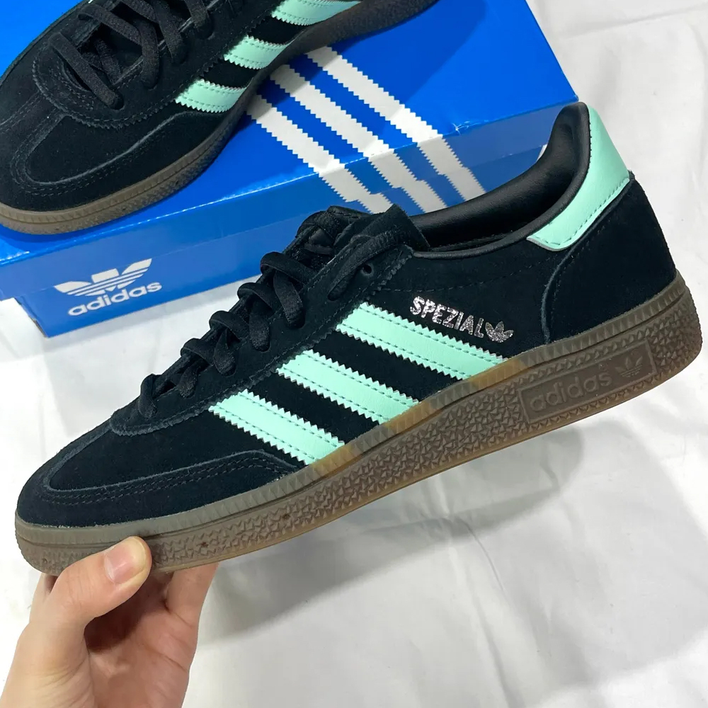 ADIDAS ORIGINALS HANDBALL 黑綠 Tiffany綠 麂皮 復古 德訓鞋 男女同款 復古休閒鞋 IH7491