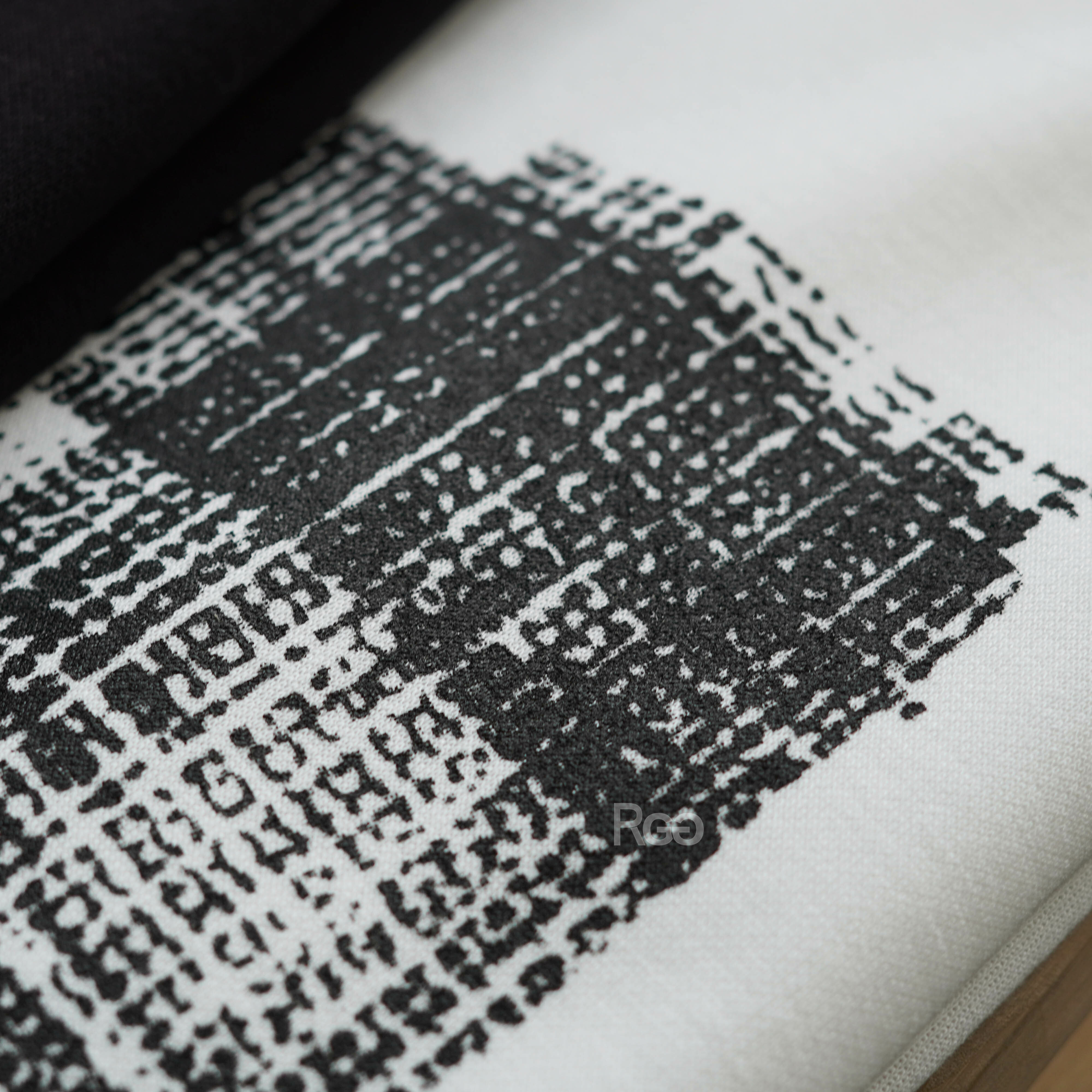 #11108 藝術風亂碼塗鴉短T白色細節照