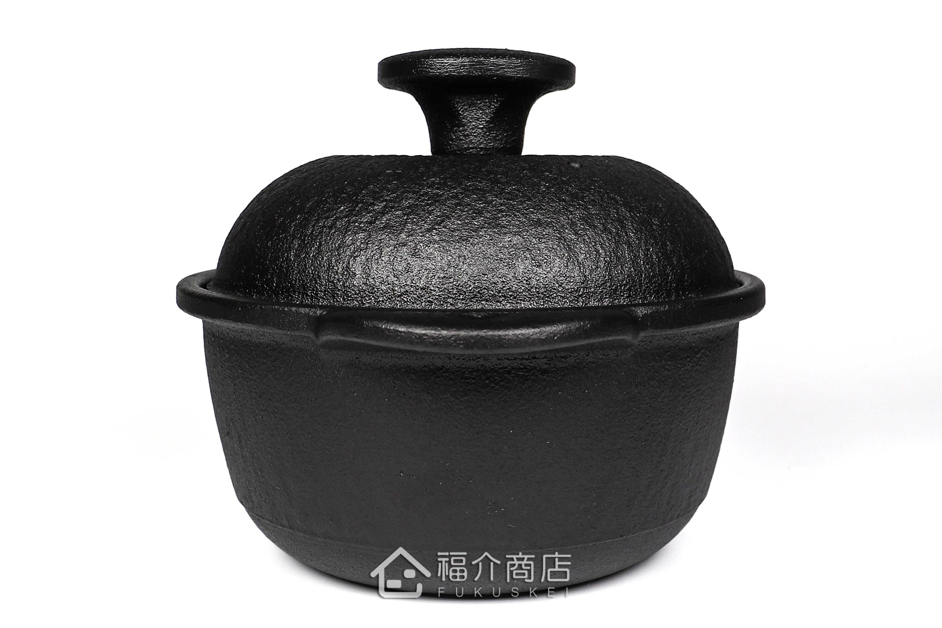 可以單手持鍋做燉菜與煮物料理的黑色鑄鐵鍋