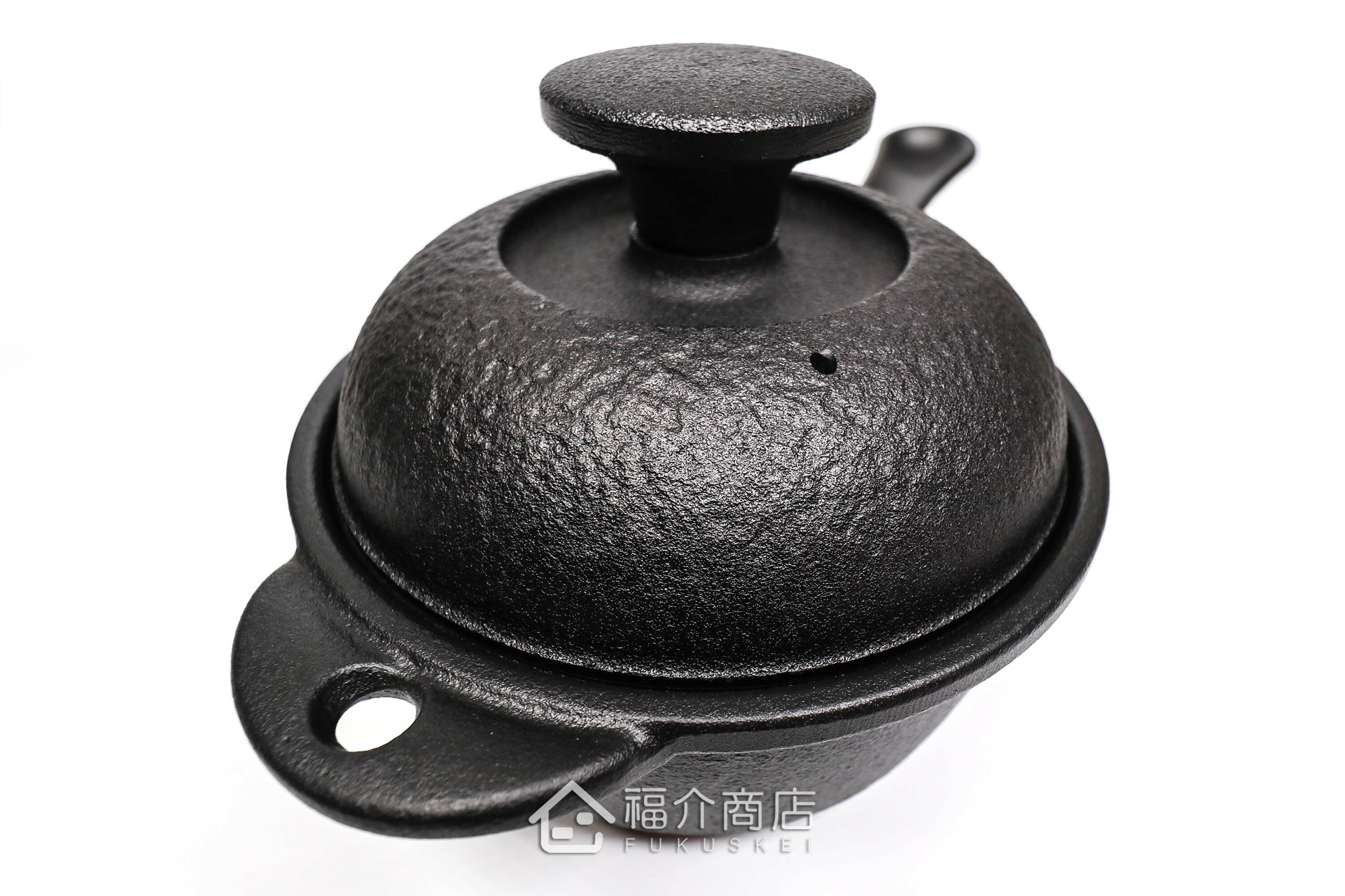 可以單手持鍋做燉菜與煮物料理的黑色鑄鐵鍋