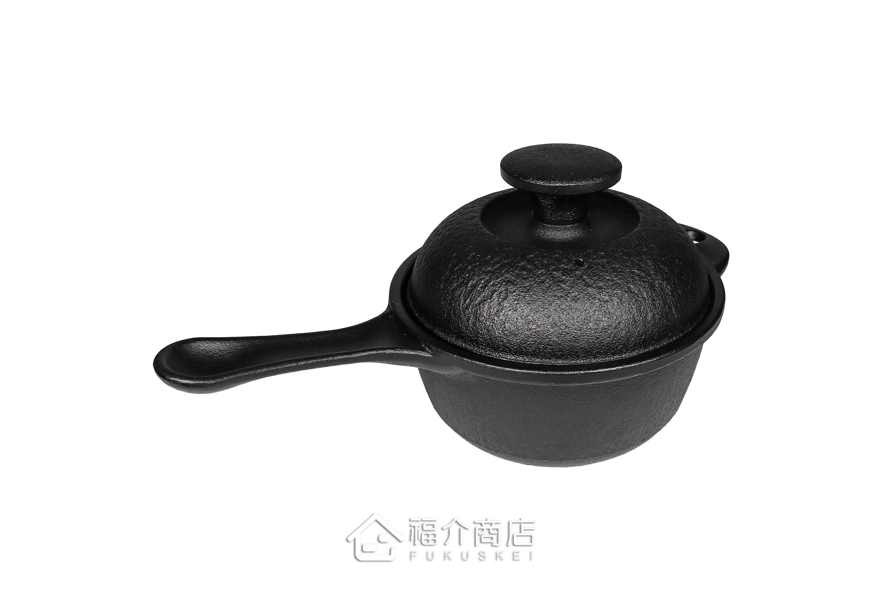 可以單手持鍋做燉菜與煮物料理的黑色鑄鐵鍋