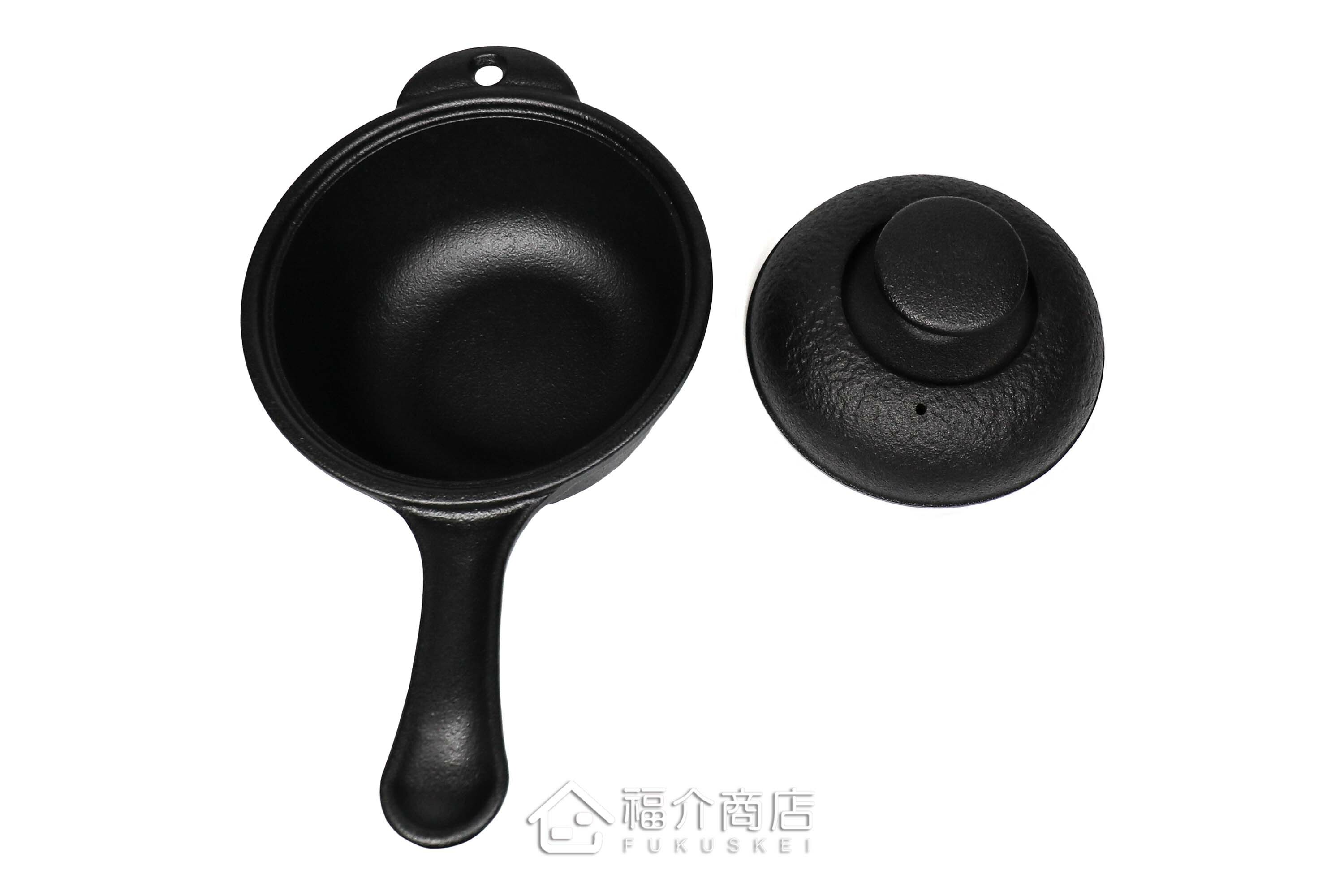 可以單手持鍋做燉菜與煮物料理的黑色鑄鐵鍋