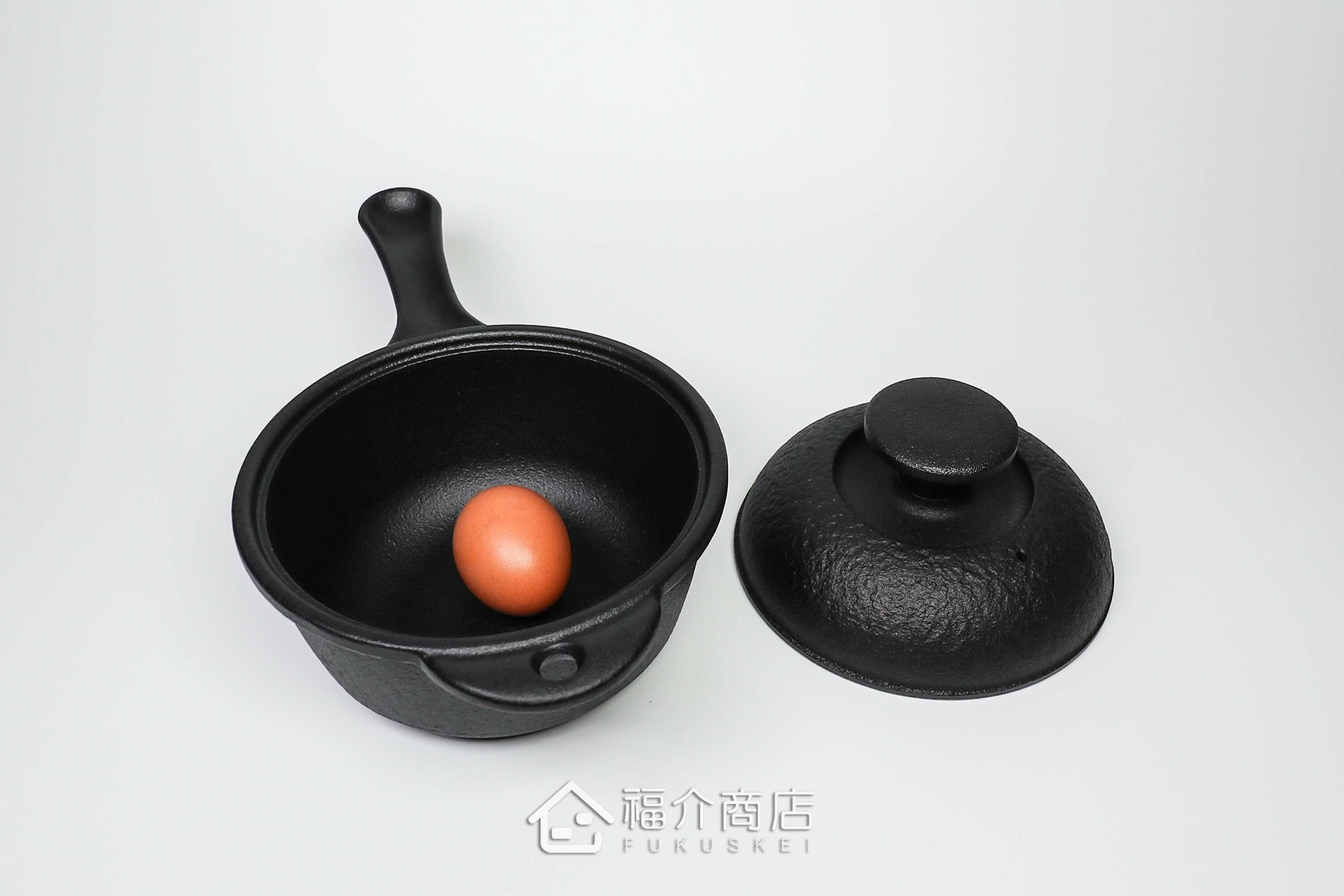 可以單手持鍋做燉菜與煮物料理的黑色鑄鐵鍋與雞蛋