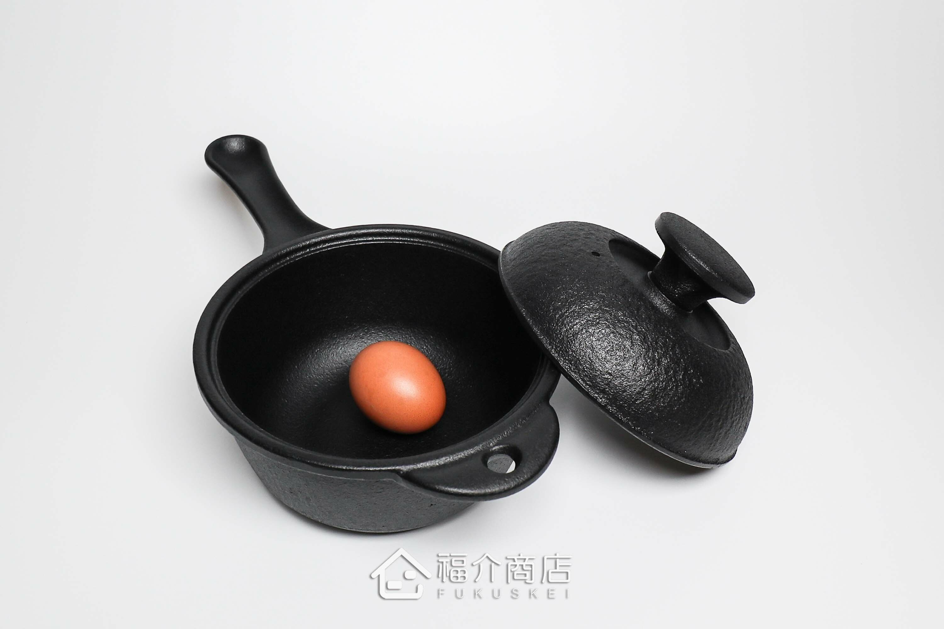 可以單手持鍋做燉菜與煮物料理的黑色鑄鐵鍋