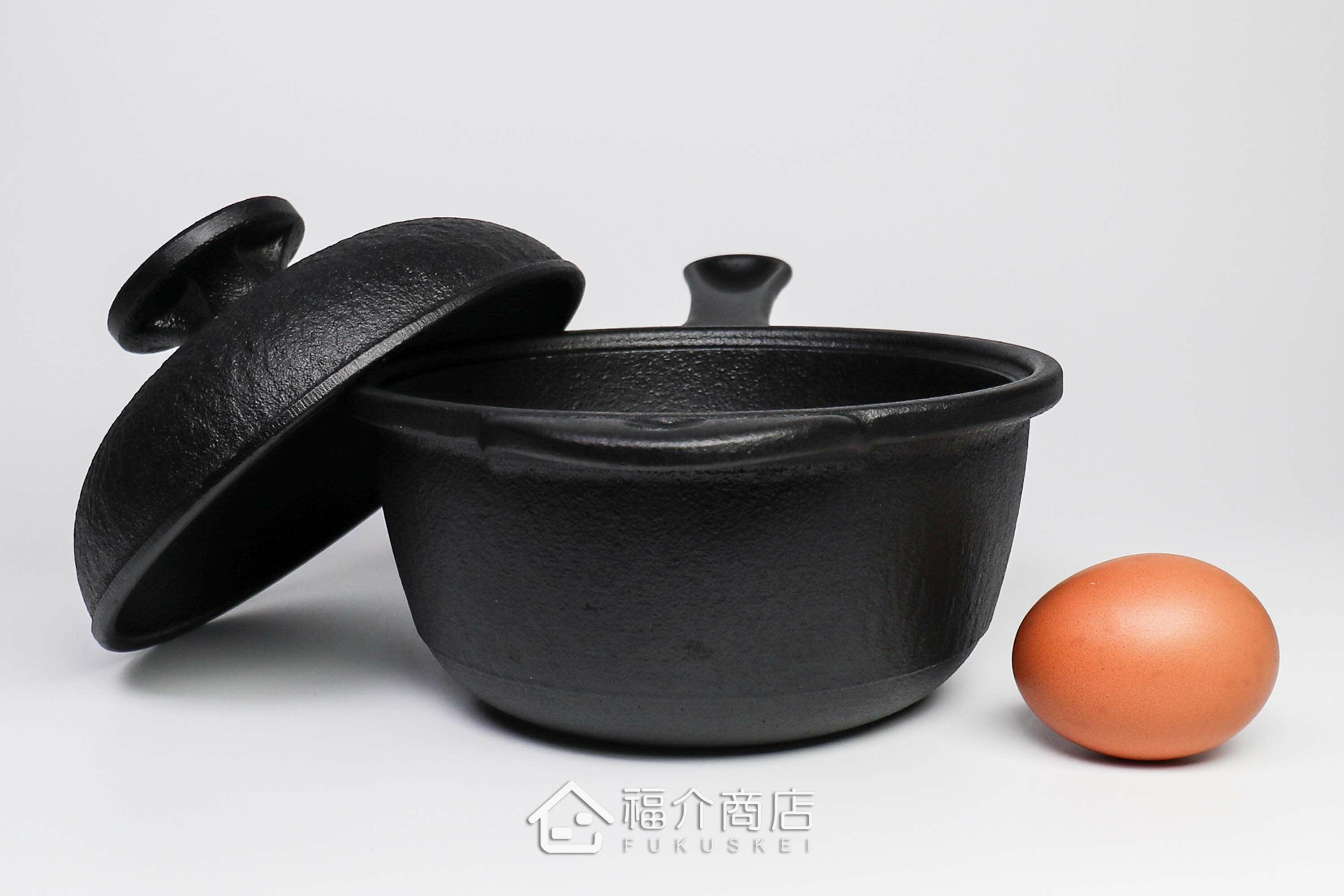 可以單手持鍋做燉菜與煮物料理的黑色鑄鐵鍋與土雞蛋