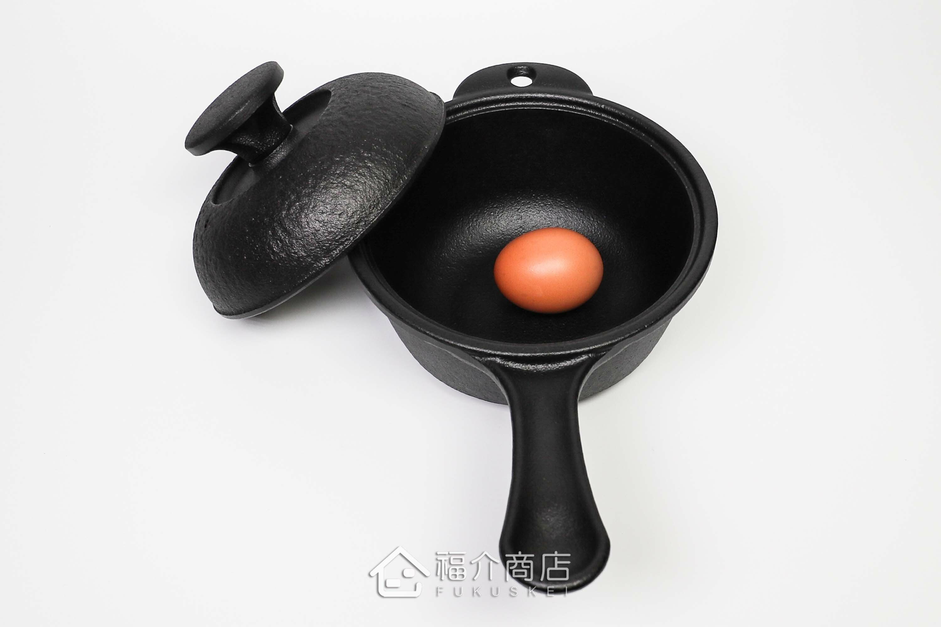 可以單手持鍋做燉菜與煮物料理的黑色鑄鐵鍋