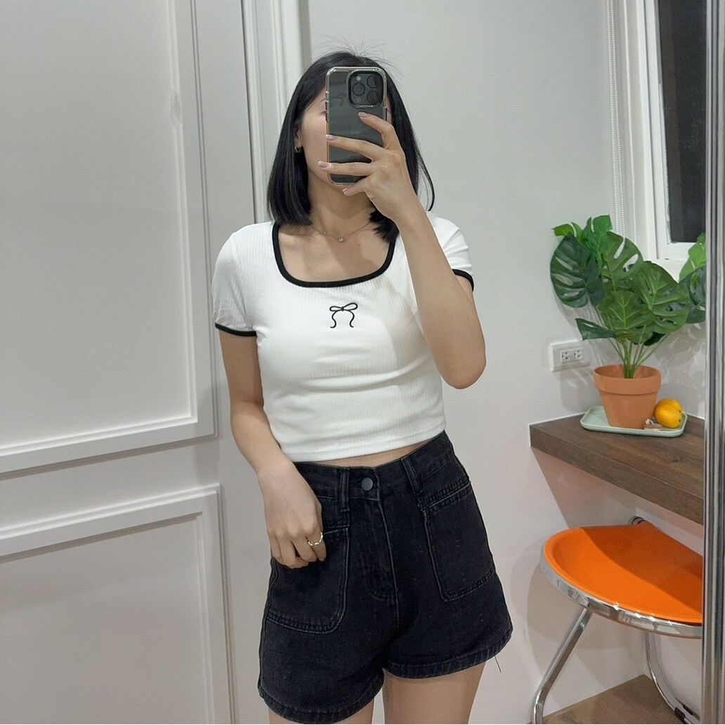 高腰黑色牛仔短褲（現貨）