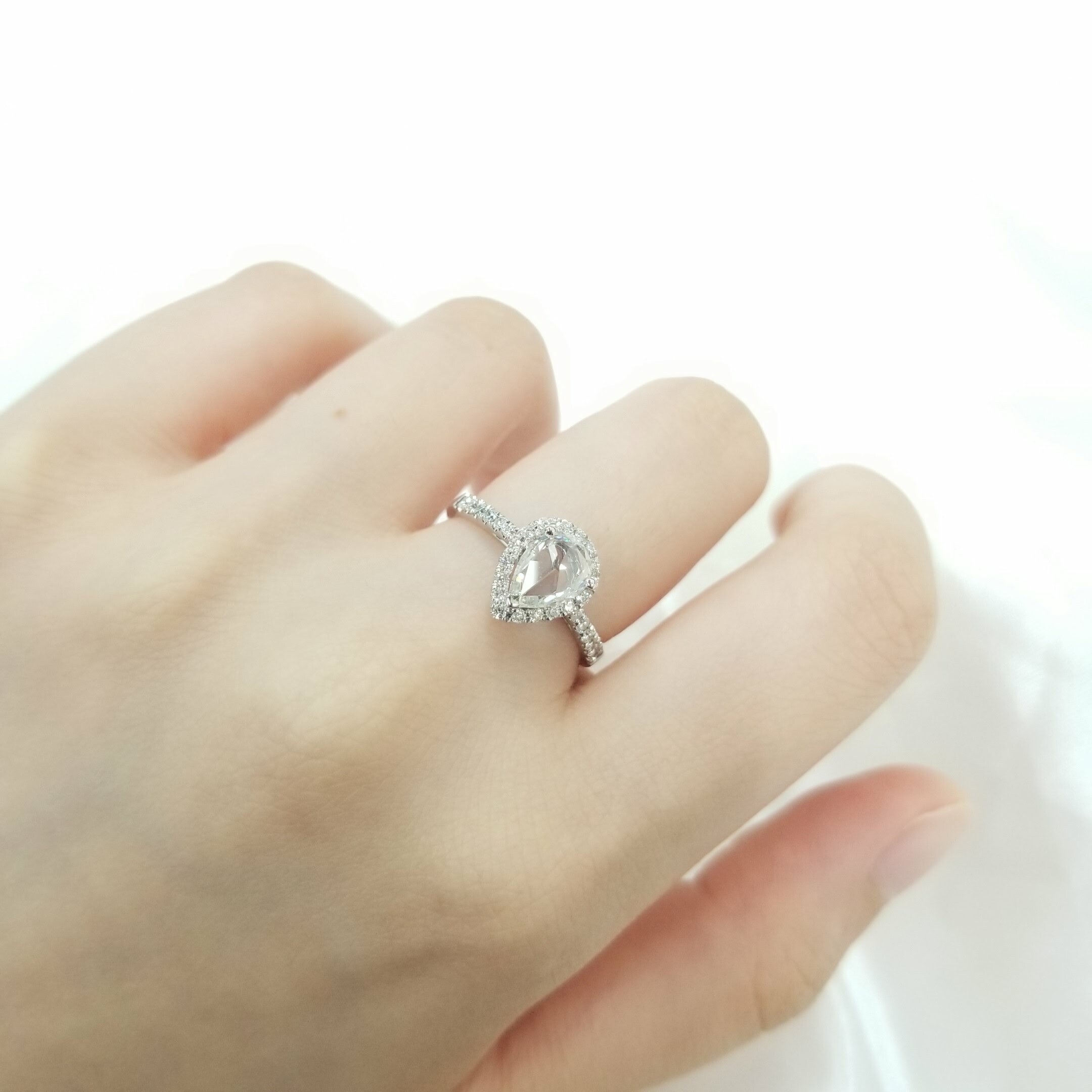 全新18K白金【單粒71份梨形鑽石】配小鑽共95份戒指