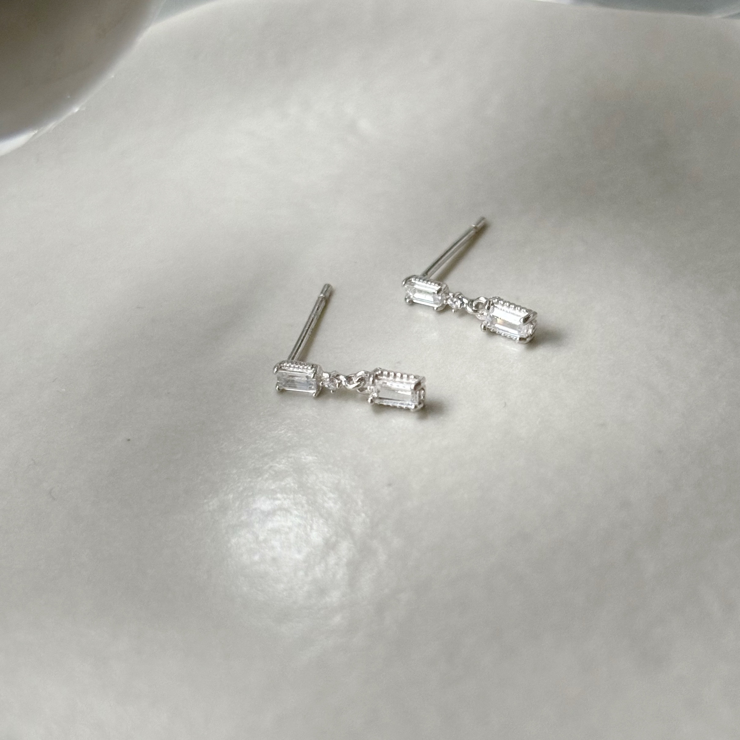 10k晃晃細方鋯石耳環