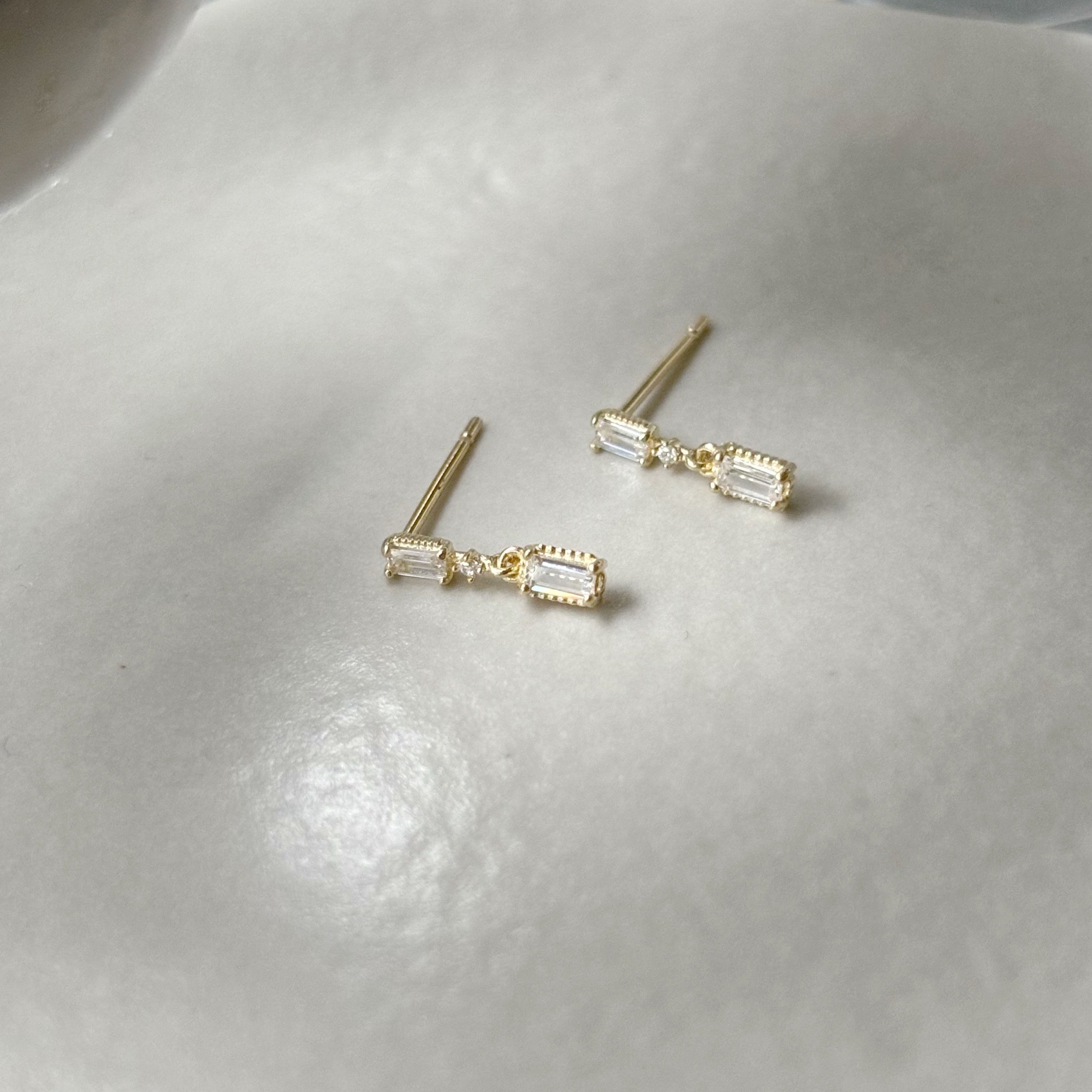 10k晃晃細方鋯石耳環
