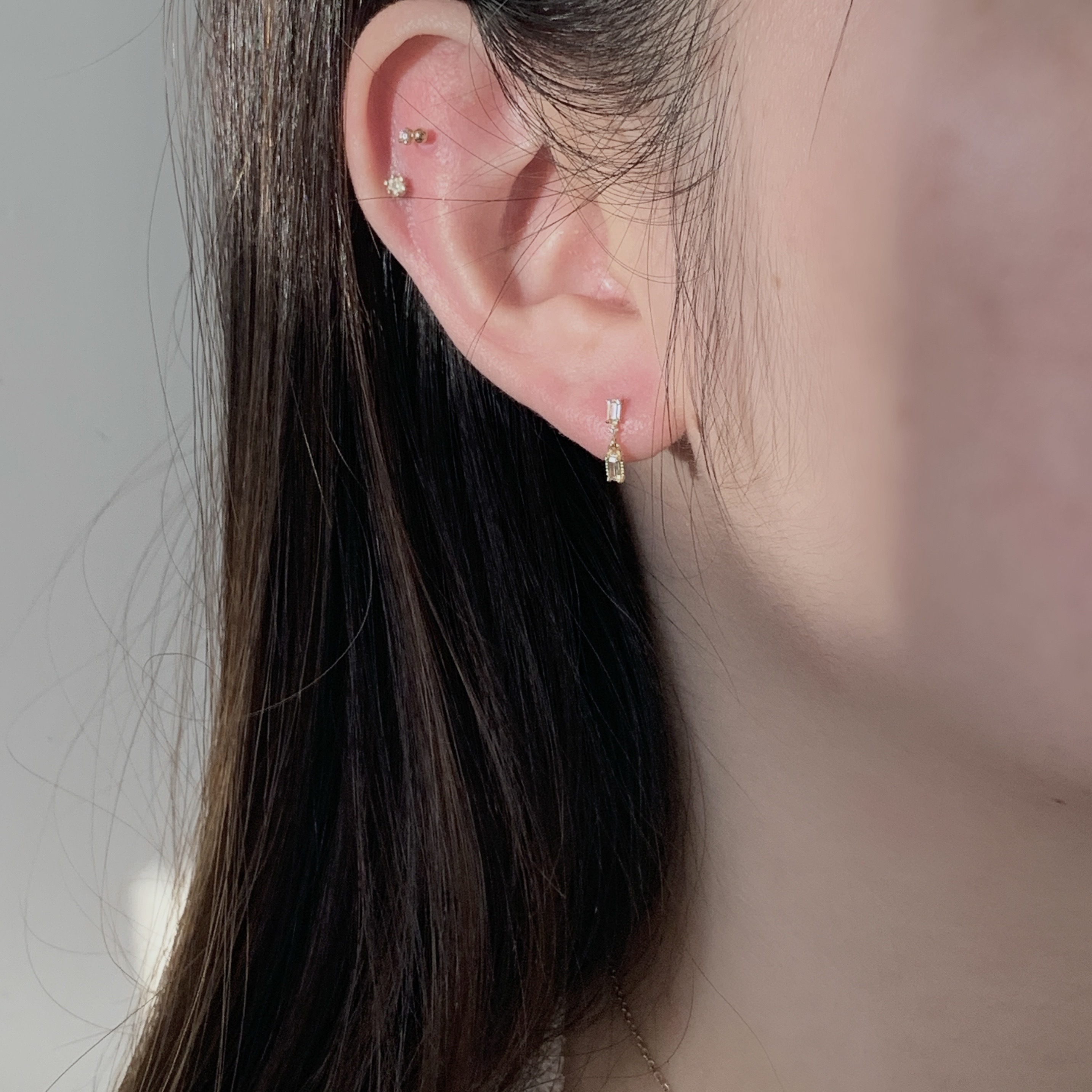 10k晃晃細方鋯石耳環