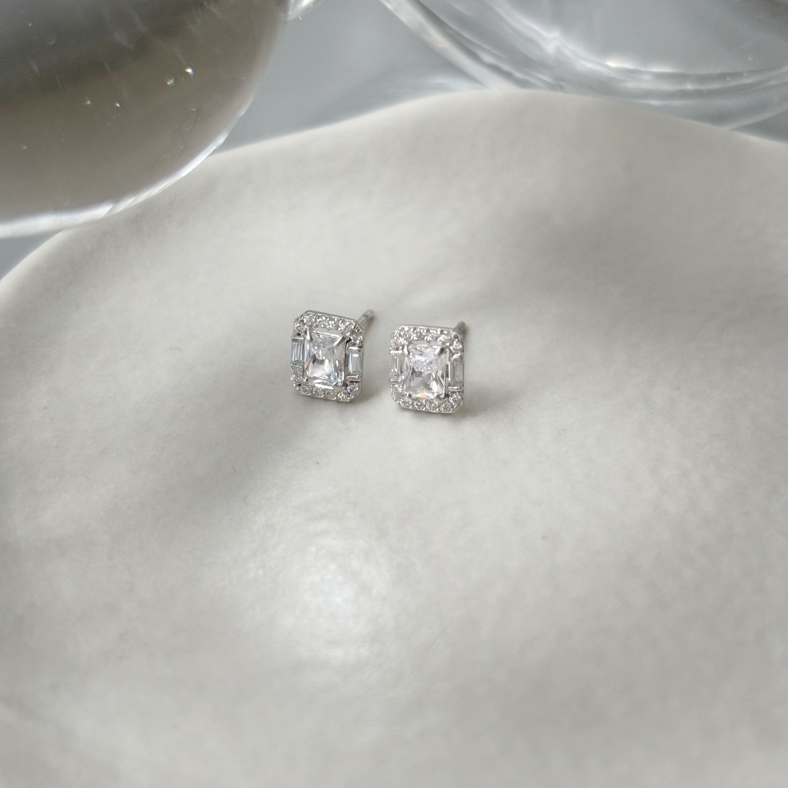 10k圍鑲祖母綠切割鋯石耳環