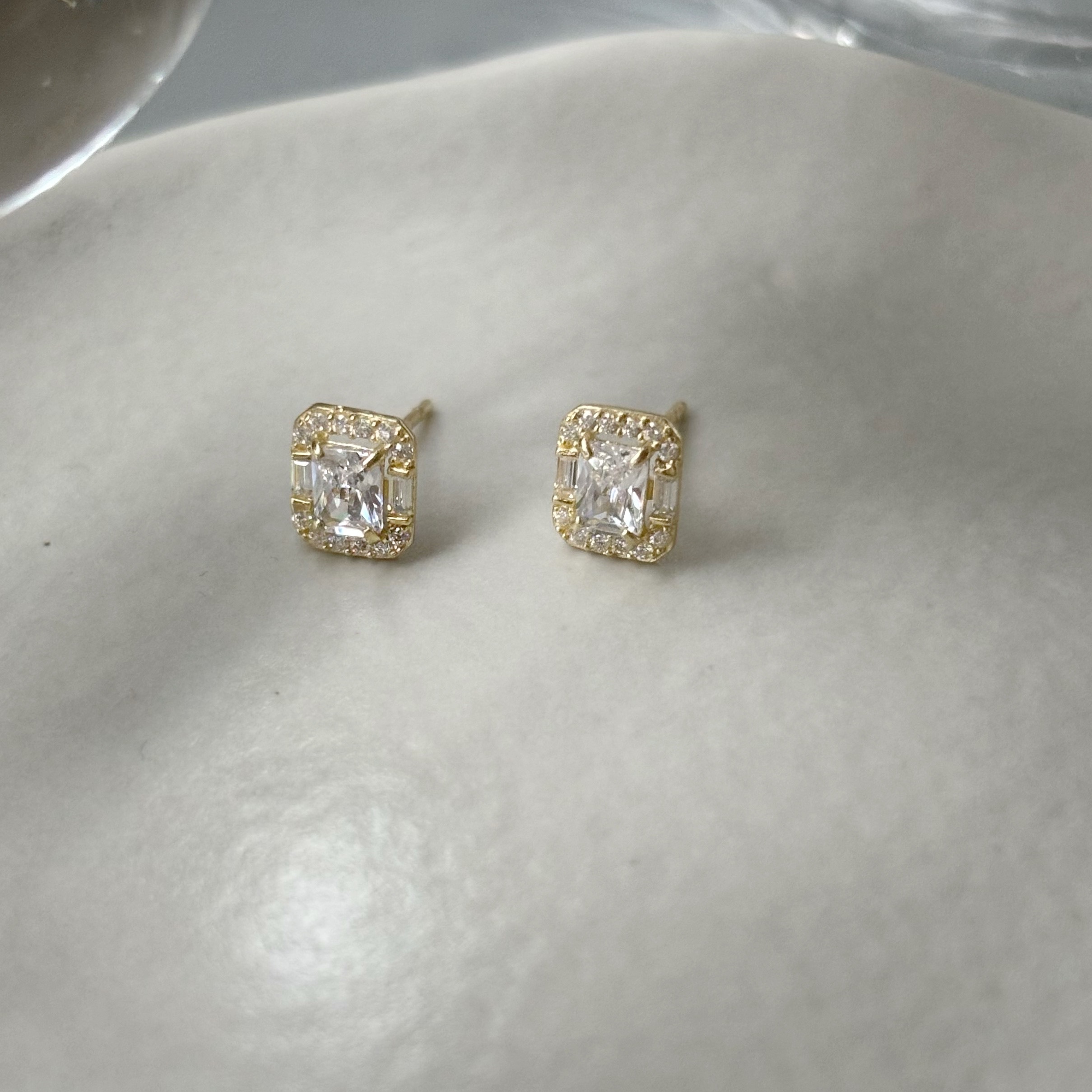 10k圍鑲祖母綠切割鋯石耳環