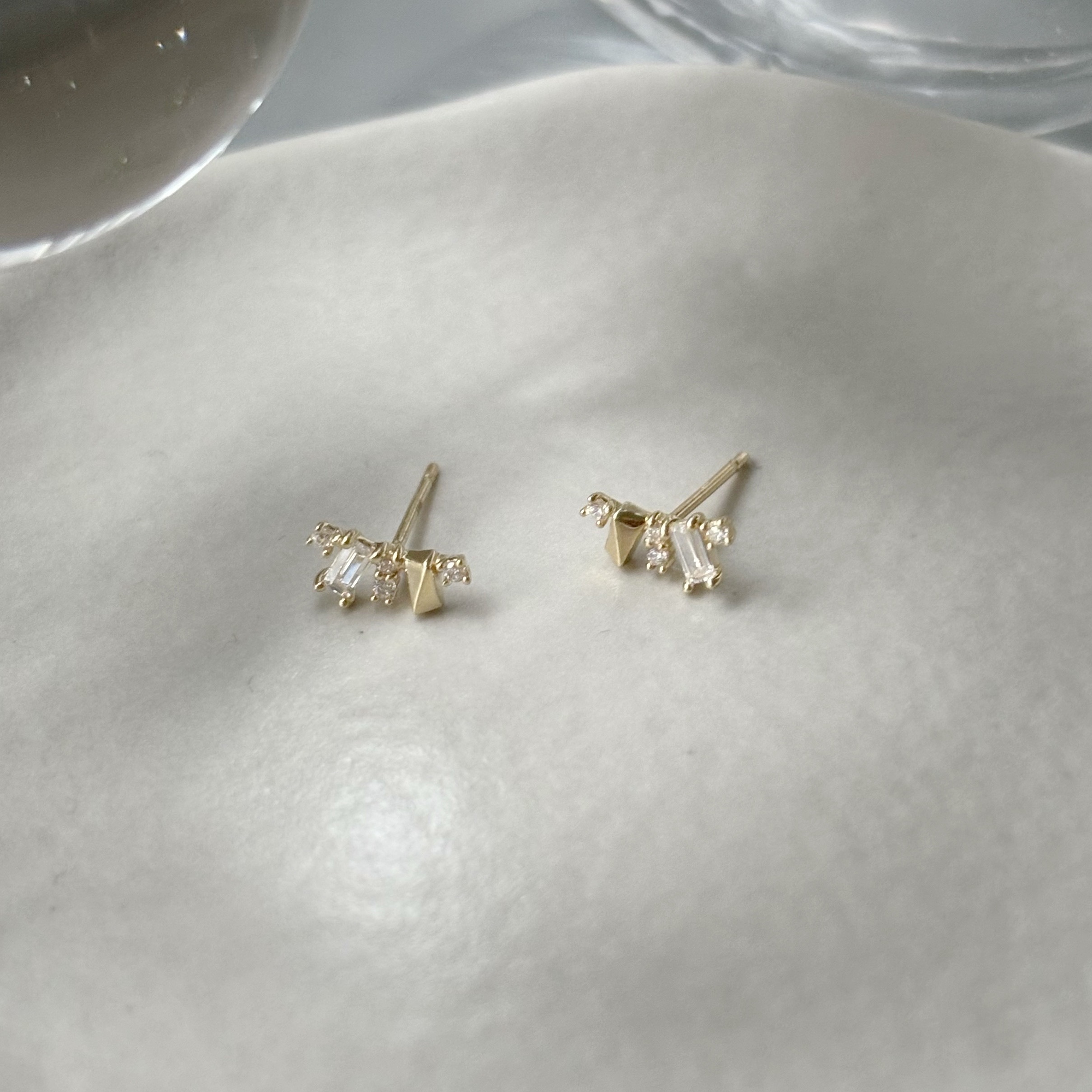 10k弧排不規則鋯石耳環