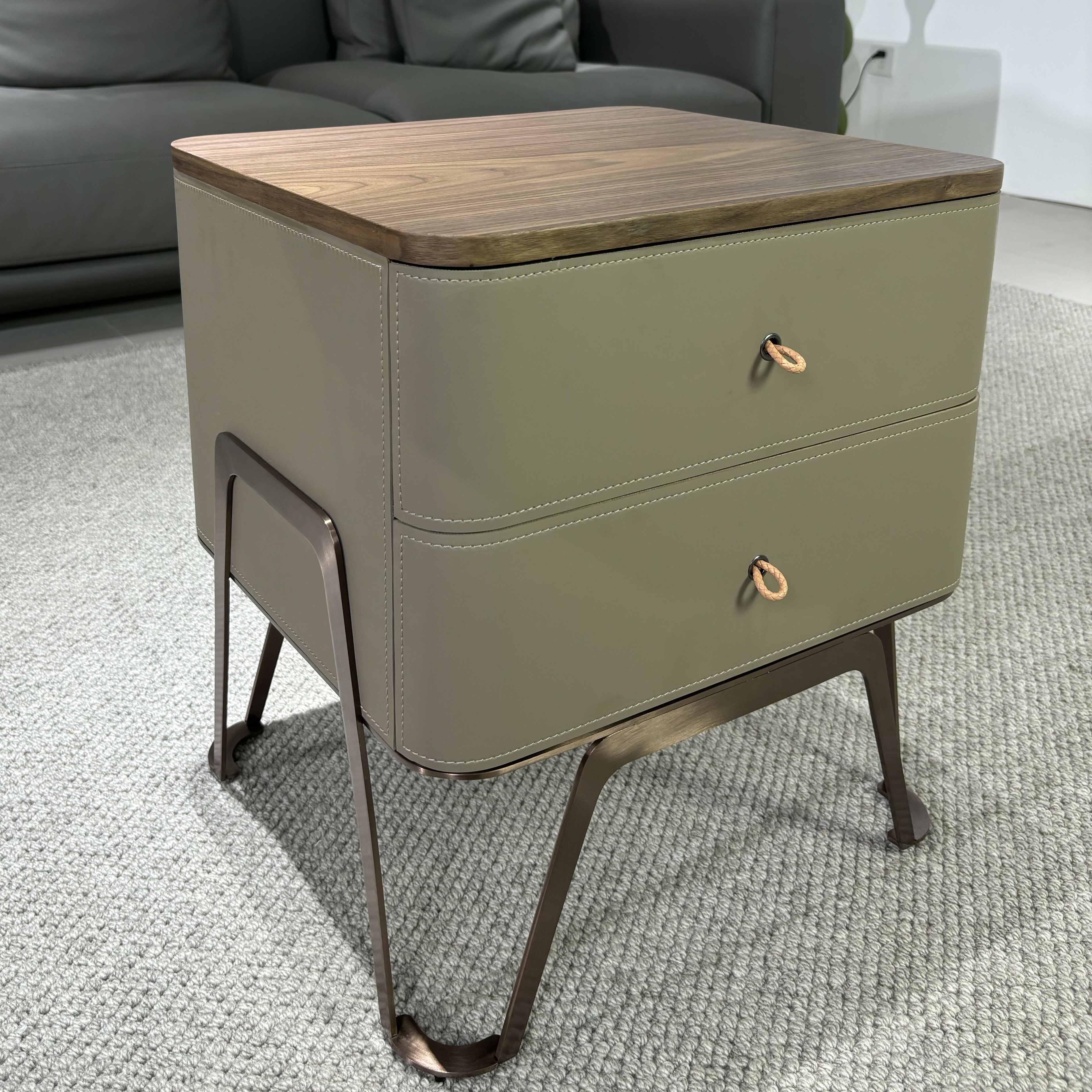 艾麗安︱胡桃木︱馬鞍皮︱床頭櫃