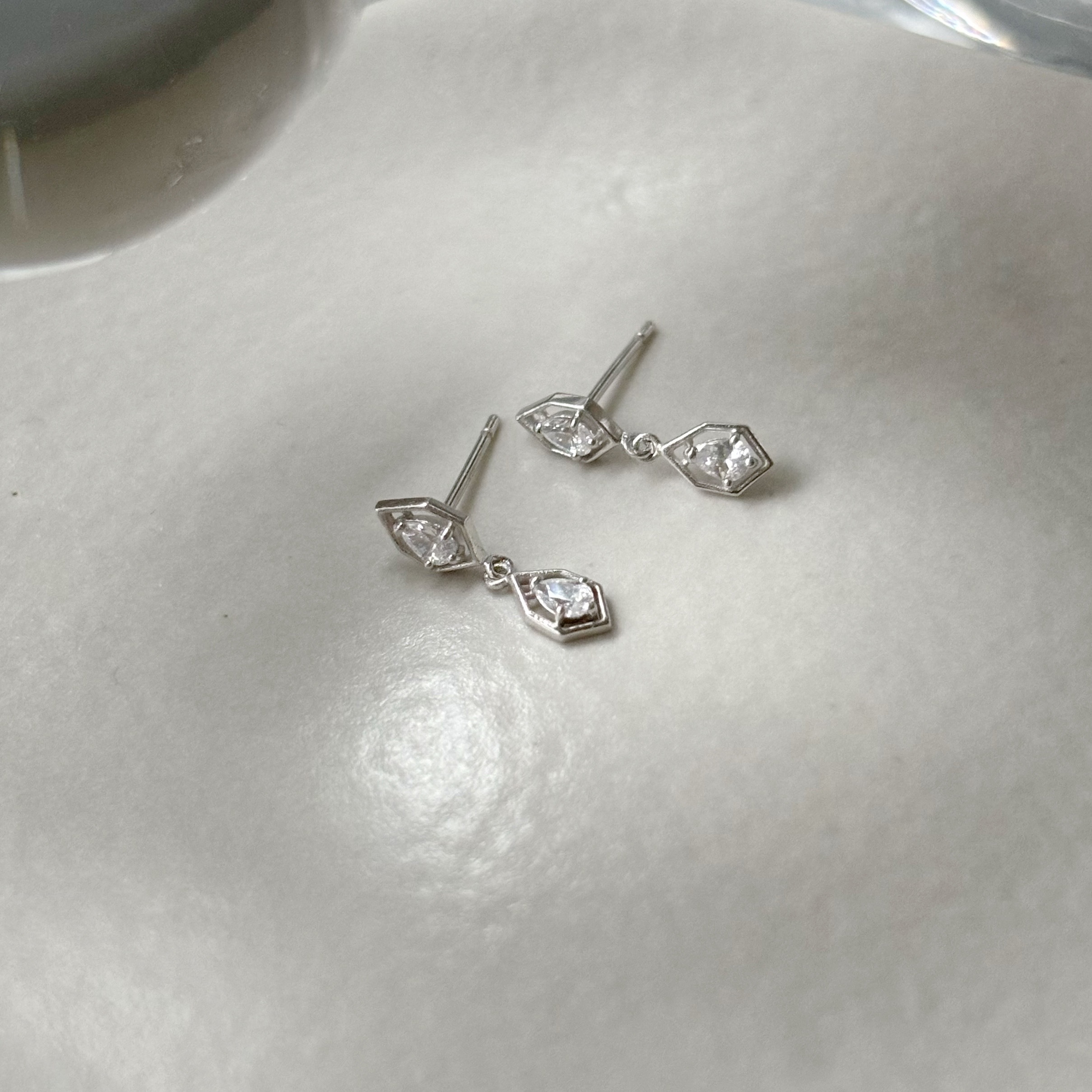 10k簍空垂墜盾形水滴鋯石耳環