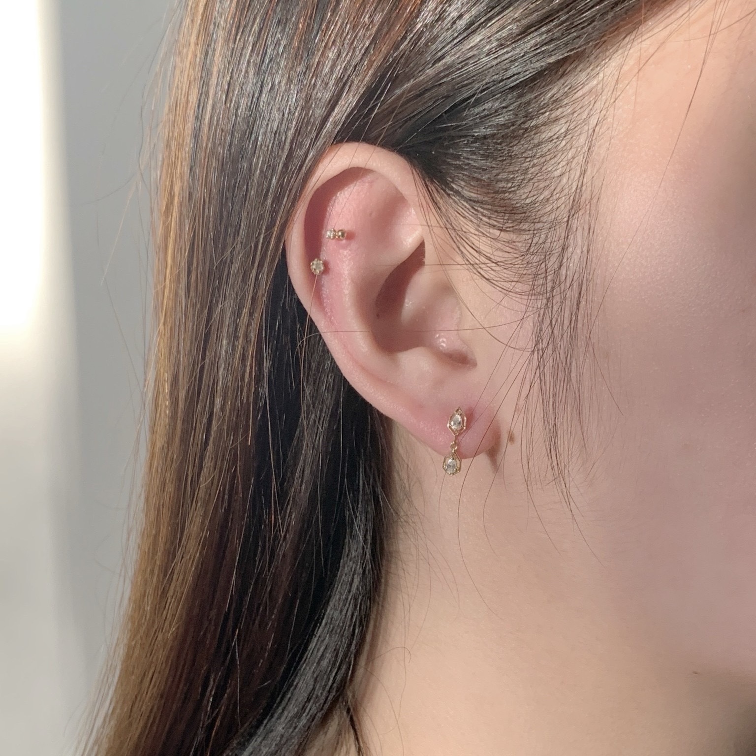 10k簍空垂墜盾形水滴鋯石耳環