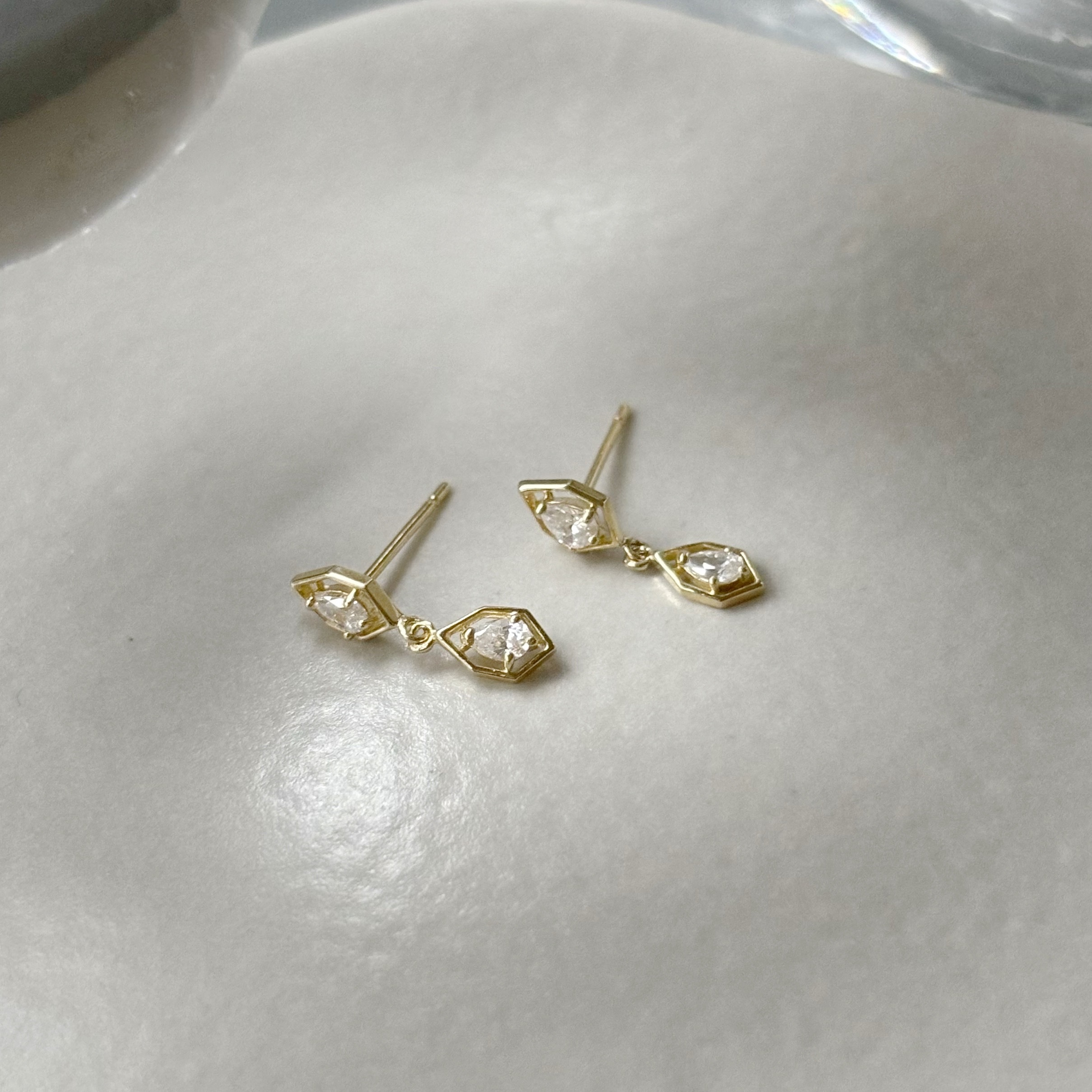 10k簍空垂墜盾形水滴鋯石耳環