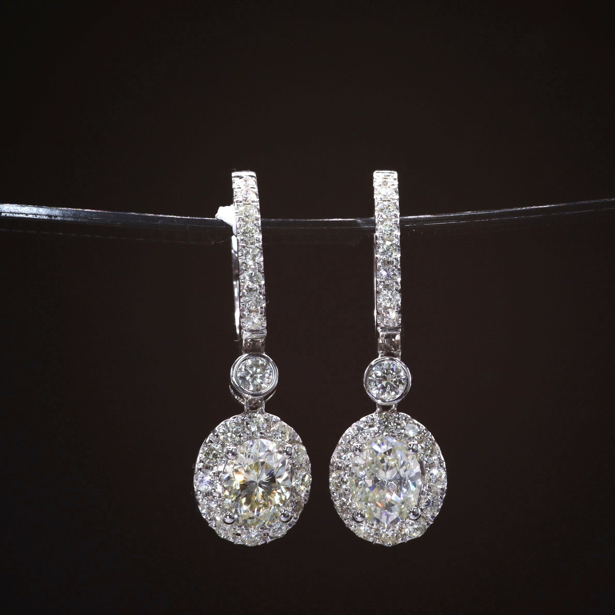 全新18K白金【主石1卡5份蛋形鑽石】配53份小鑽共1卡58份吊耳環