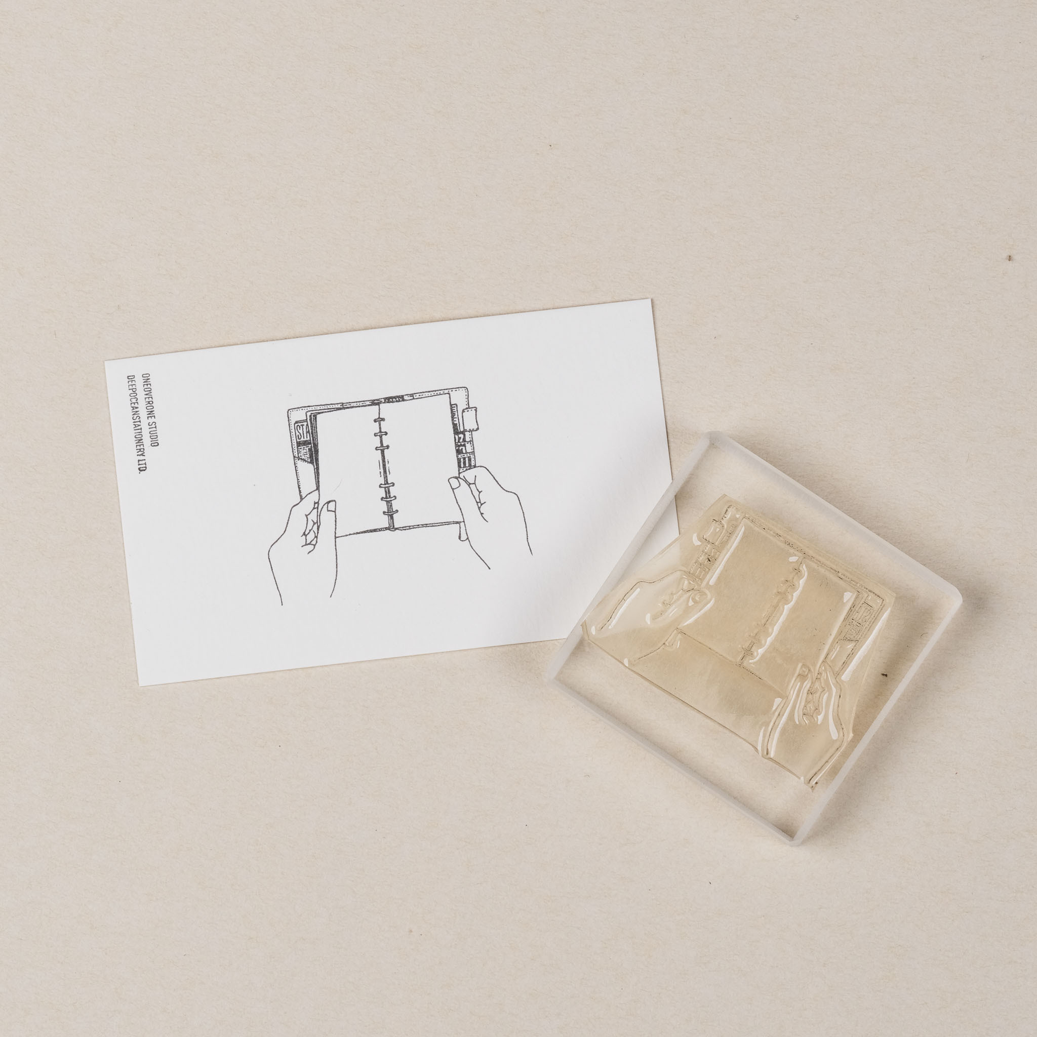 使用萬用手冊的手 膠版印章｜一分之一工作室 台灣