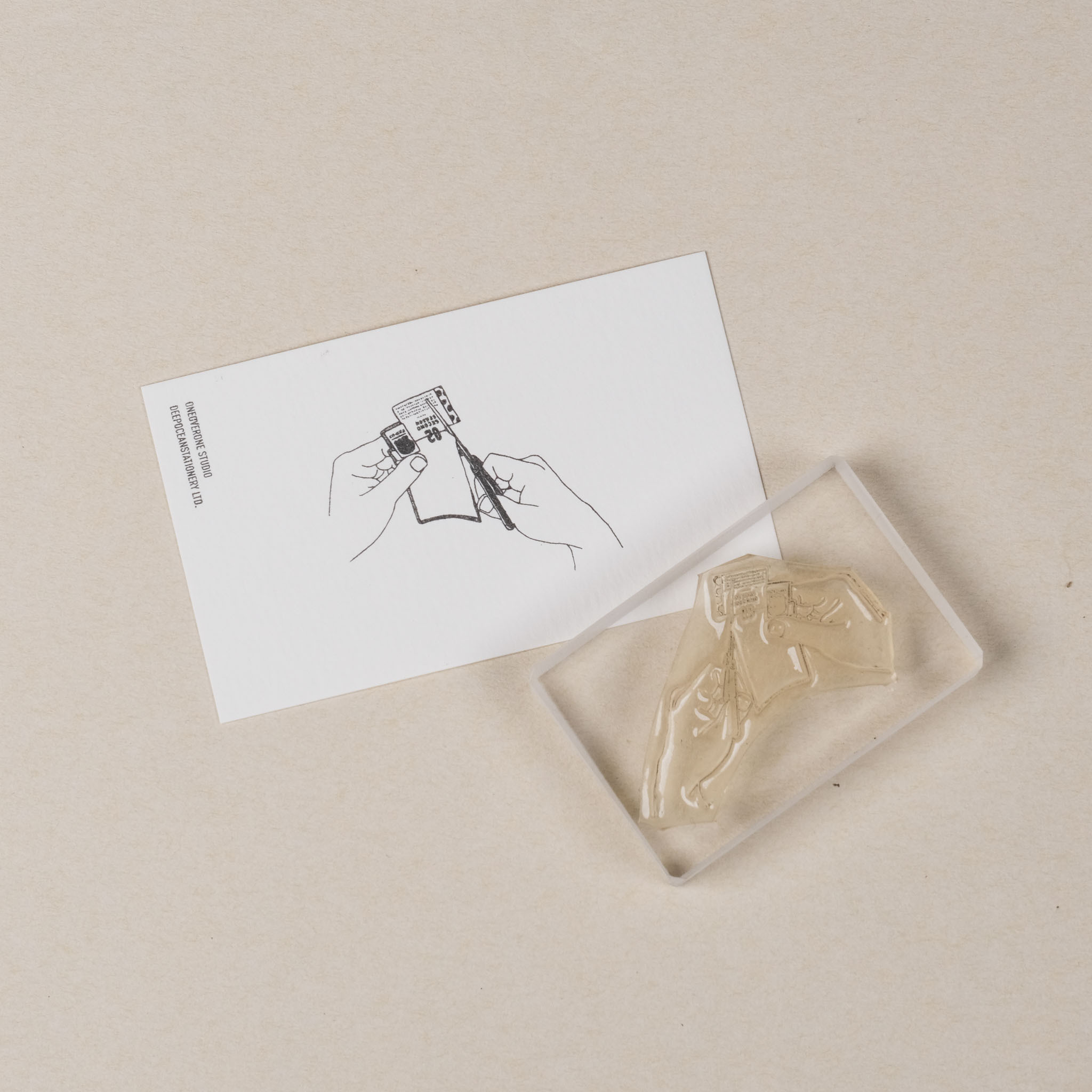 剪素材的手 膠版印章｜一分之一工作室 台灣